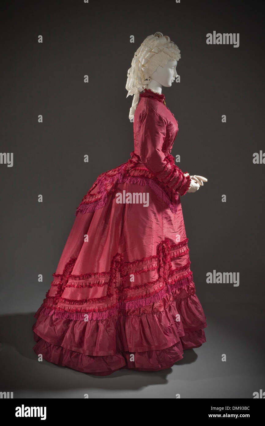 Cette robe promenade de femme du XVIIIe siècle met en valeur le design complexe et les tendances de la mode de l'époque. Il illustre les textiles luxueux et l'artisanat détaillé typique des vêtements féminins de l'époque. Banque D'Images