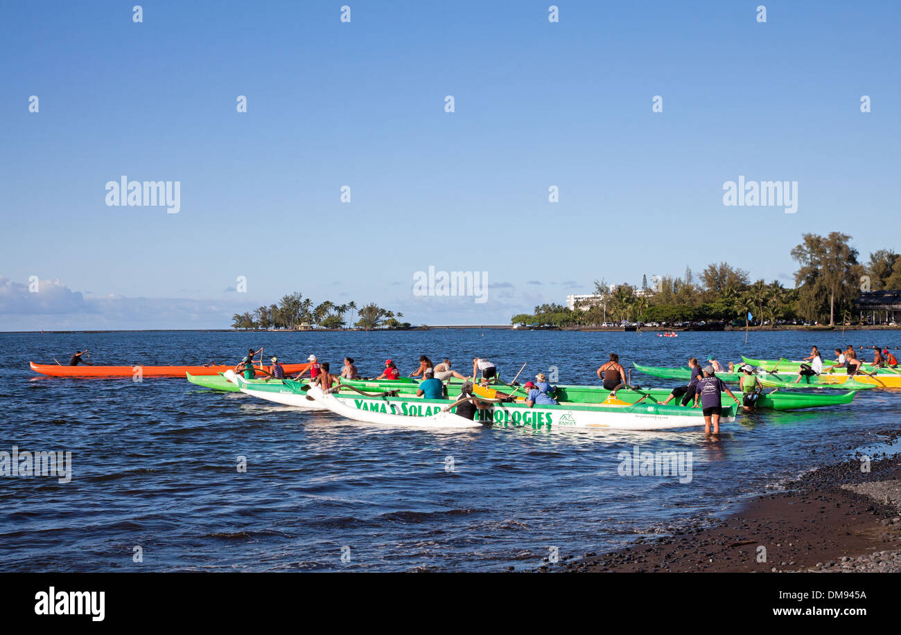 Clubs de canotage Hilo commencer une pirogue de course pratique sur Hilo Bay Banque D'Images