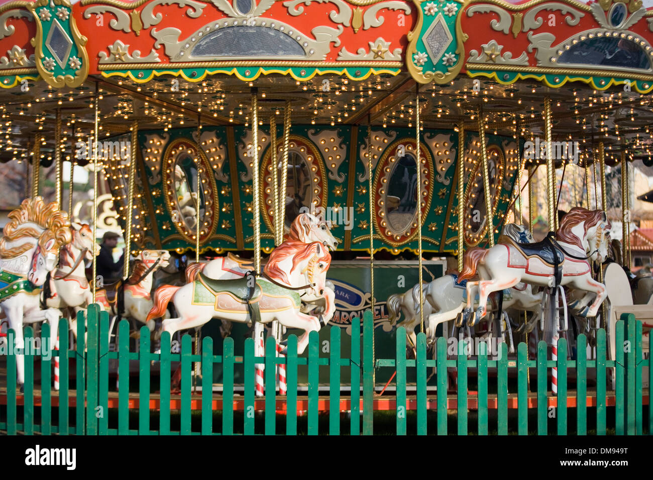 Les chevaux au galop de foire traditionnelle ride Banque D'Images
