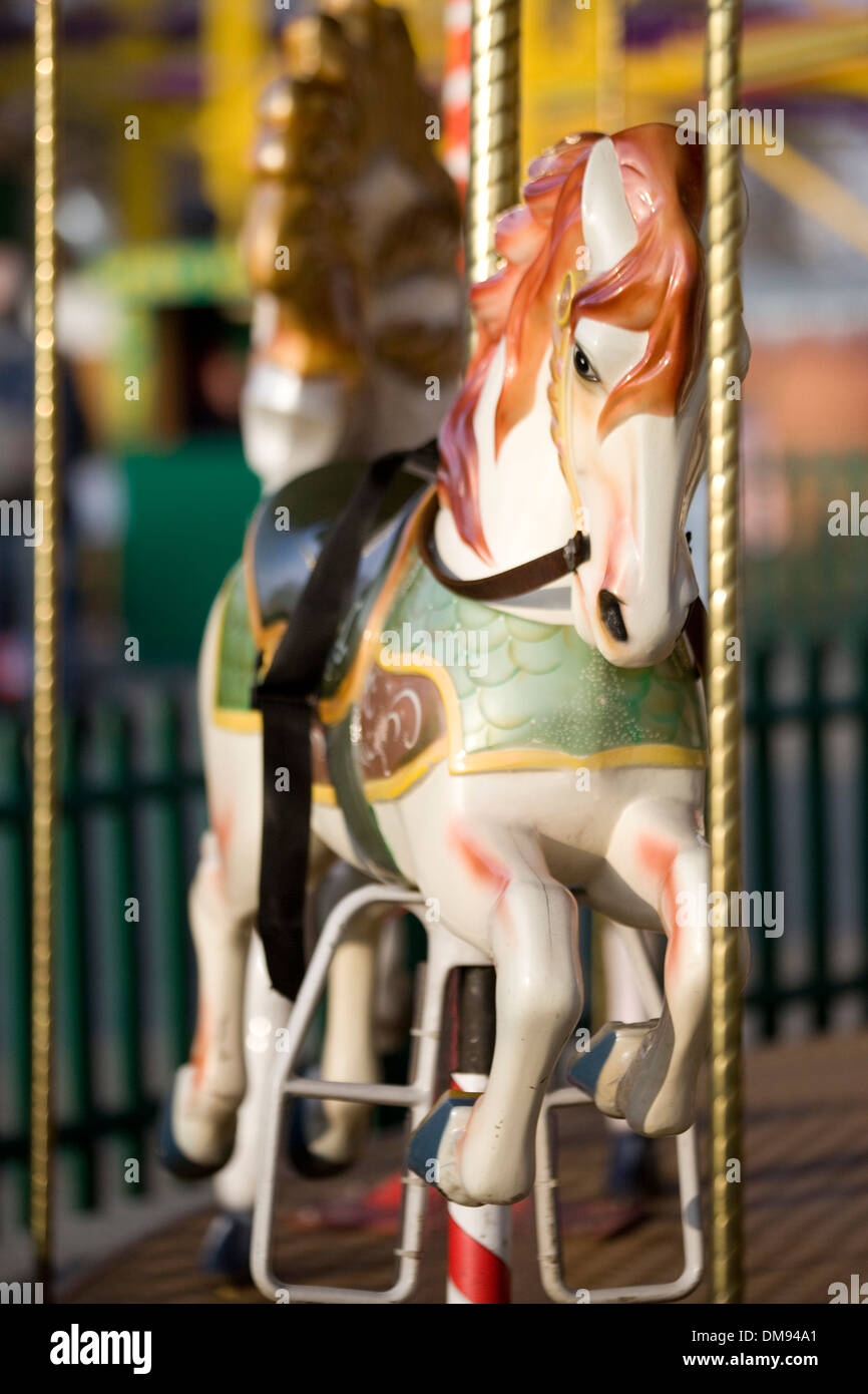 Les chevaux au galop de foire traditionnelle ride Banque D'Images