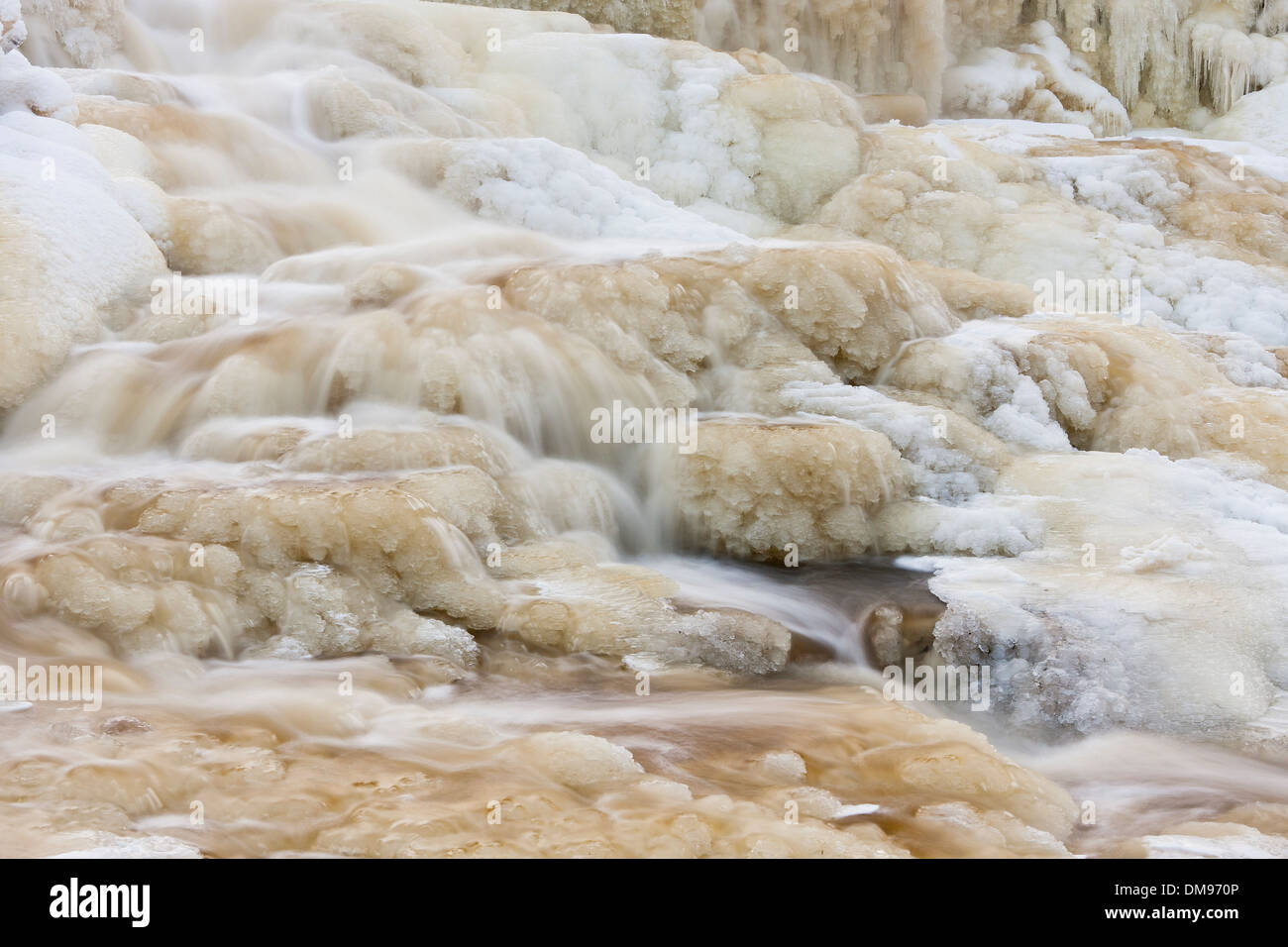 Cascade de glace en partie connue sous le nom de Keila Juga en Estonie Banque D'Images