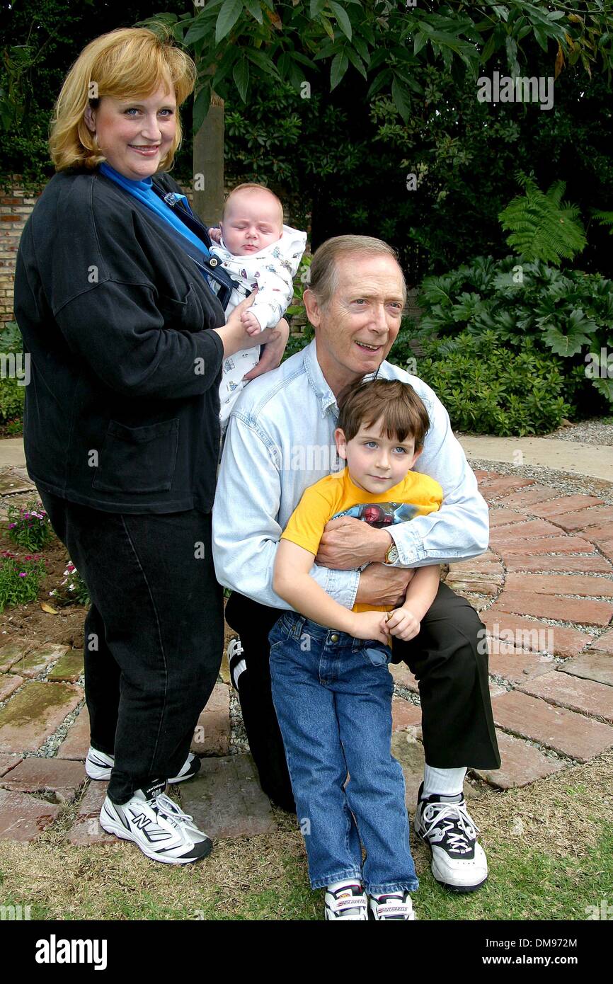 1 janvier, 1980 - La Californie, USA - BERNIE KOPELL ET LA FAMILLE ..K26622MR LE WILDLIFE WAYSTATION ACCUEILLE LA 8E ÉDITION DU BRUNCH SAFARI.LE ECALIFORNIA HAMILTON, Pasadena, CA.12 octobre 2002. MILAN RYBA/(2002 Image : © Crédit Photos Globe/ZUMAPRESS.com) Banque D'Images