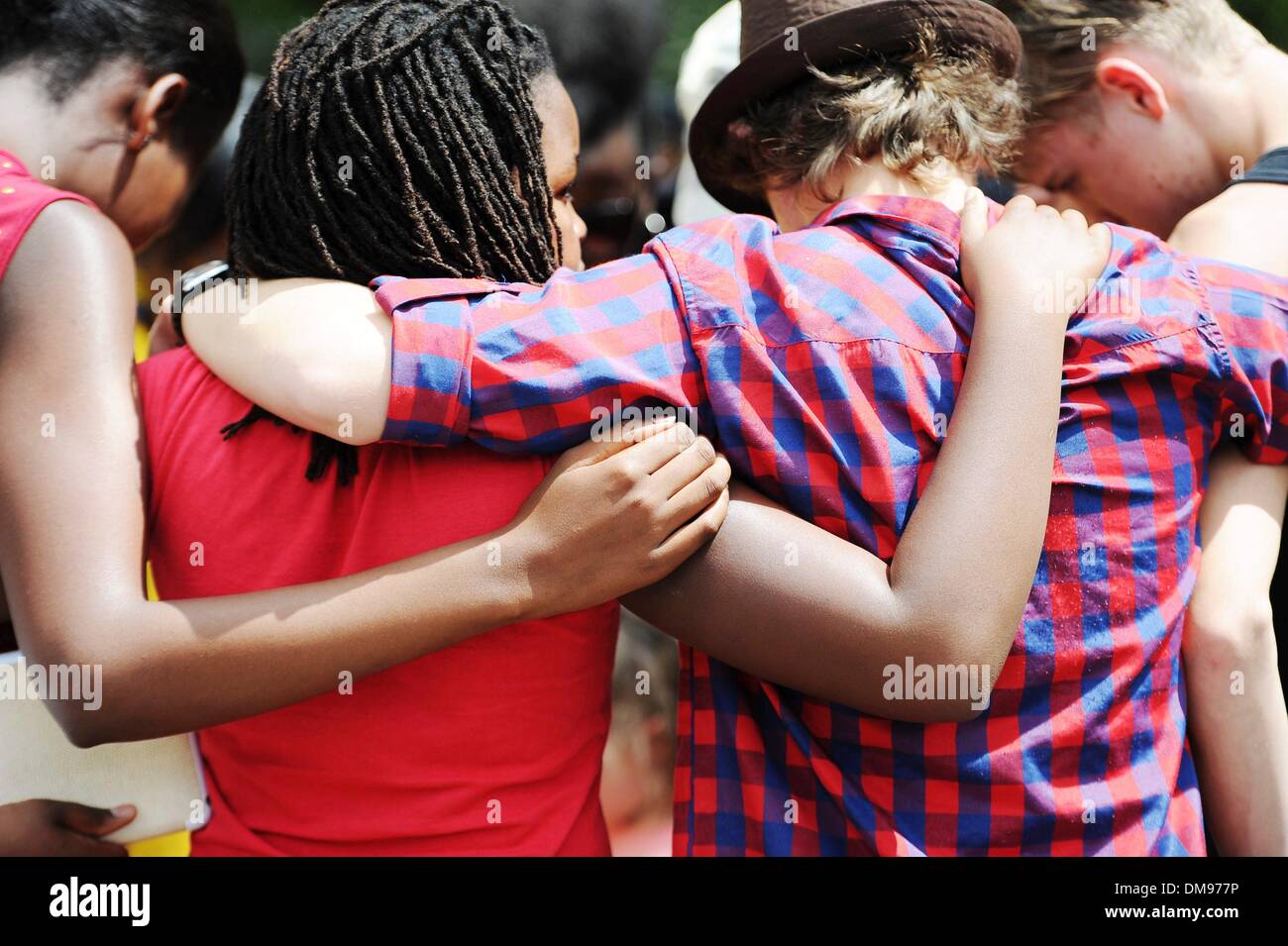 Houghton, Afrique du Sud. Dec 12, 2013. Les gens se rassemblent à Madiba's Johannesburg Accueil le 12 décembre 2013 à Houghton, Afrique du Sud. L'icône mondiale, Nelson Mandela est décédé paisiblement le soir du 5 décembre 2013 à son domicile à Houghton en famille. Dans le monde entier, les gens se sont réunis, le deuil de Tata Madiba. Tata se trouve dans la région jusqu'au 14 décembre 2013, lorsqu'il sera pris à sa ferme à Qunu, pour les funérailles nationales. Credit : Mary-Ann Palmer/Foto24/Gallo Images/Alamy Live News Banque D'Images