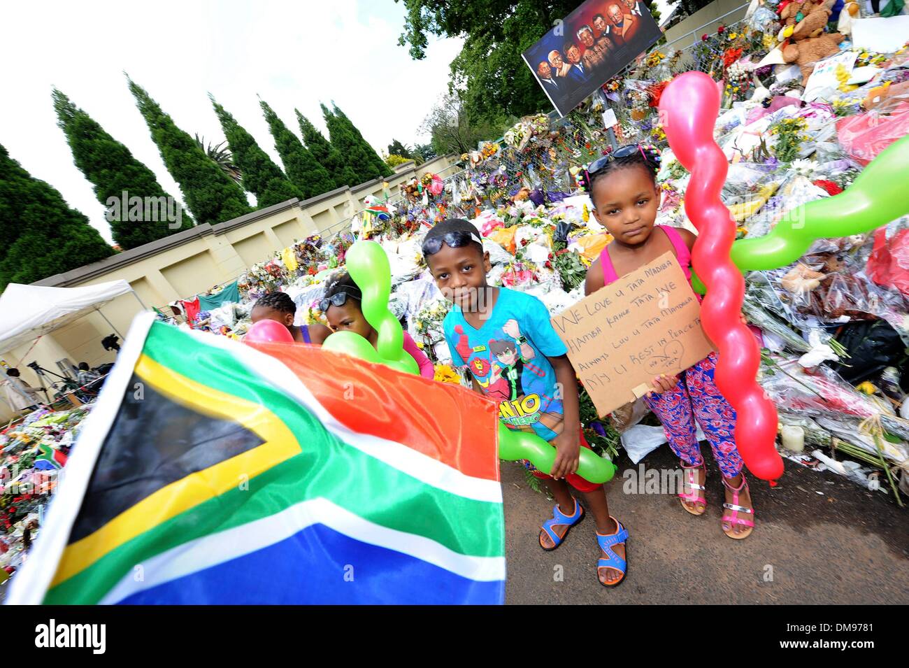 Houghton, Afrique du Sud. Dec 12, 2013. Enfants à Madiba's Johannesburg Accueil le 12 décembre 2013 à Houghton, Afrique du Sud. L'icône mondiale, Nelson Mandela est décédé paisiblement le soir du 5 décembre 2013 à son domicile à Houghton en famille. Dans le monde entier, les gens se sont réunis, le deuil de Tata Madiba. Tata se trouve dans la région jusqu'au 14 décembre 2013, lorsqu'il sera pris à sa ferme à Qunu, pour les funérailles nationales. Credit : Mary-Ann Palmer/Foto24/Gallo Images/Alamy Live News Banque D'Images