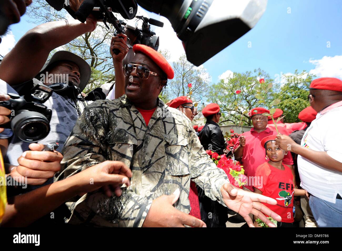 Houghton, Afrique du Sud. Dec 12, 2013. Membre de l'EFF à Madiba's Johannesburg Accueil le 12 décembre 2013 à Houghton, Afrique du Sud. L'icône mondiale, Nelson Mandela est décédé paisiblement le soir du 5 décembre 2013 à son domicile à Houghton en famille. Dans le monde entier, les gens se sont réunis, le deuil de Tata Madiba. Tata se trouve dans la région jusqu'au 14 décembre 2013, lorsqu'il sera pris à sa ferme à Qunu, pour les funérailles nationales. Credit : Mary-Ann Palmer/Foto24/Gallo Images/Alamy Live News Banque D'Images