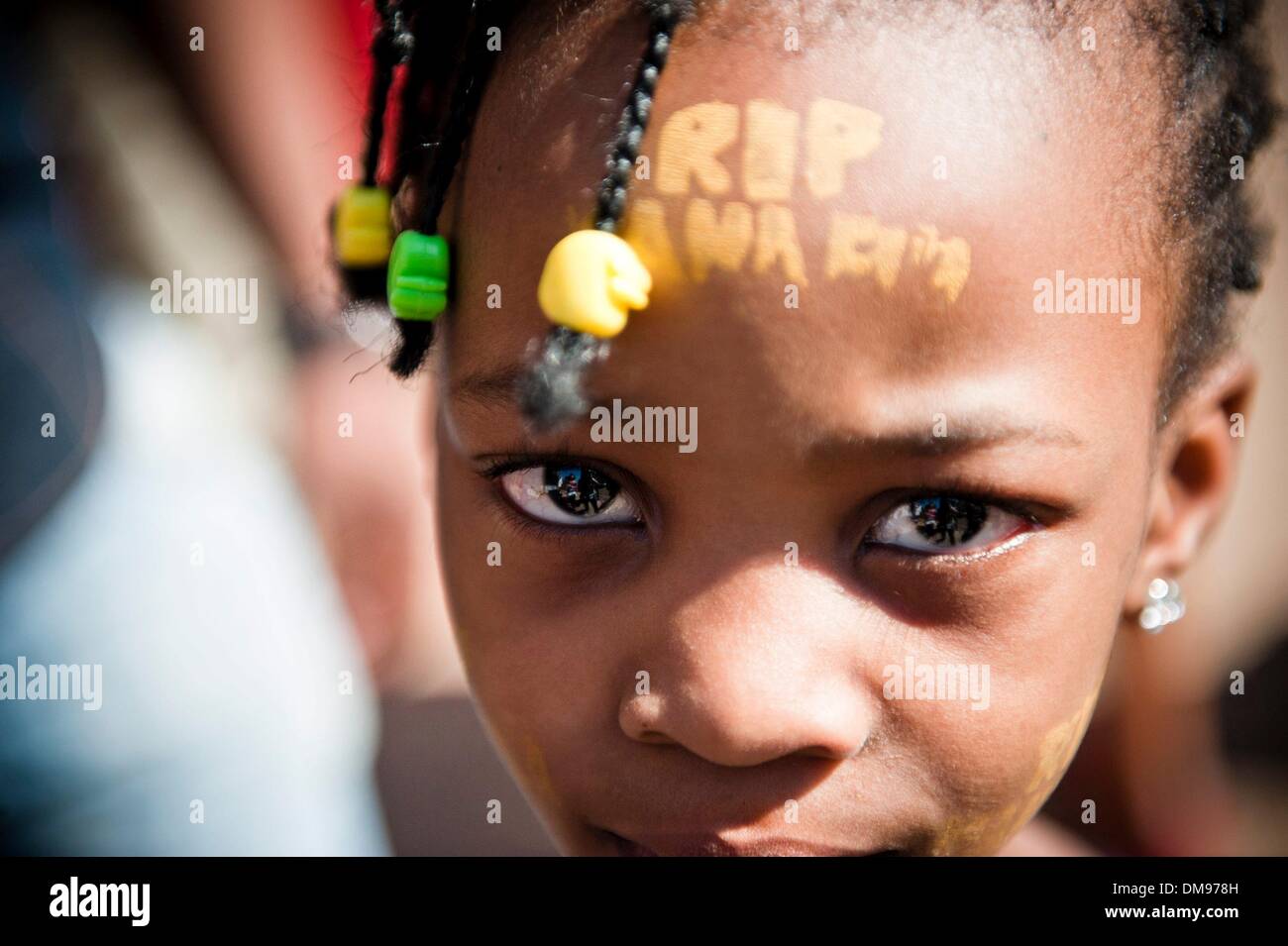 Houghton, Afrique du Sud. Dec 12, 2013. Les gens se rassemblent à Madiba's Johannesburg accueil afin de lui rendre un dernier hommage, le 12 décembre 2013 à Houghton, Afrique du Sud. L'icône mondiale, Nelson Mandela est décédé paisiblement le soir du 5 décembre 2013 à son domicile à Houghton en famille. Dans le monde entier, les gens se sont réunis, le deuil de Tata Madiba. Tata se trouve dans la région jusqu'au 14 décembre 2013, lorsqu'il sera pris à sa ferme à Qunu, pour les funérailles nationales. Credit : Theana Breugem/Foto24/Gallo Images/Alamy Live News Banque D'Images