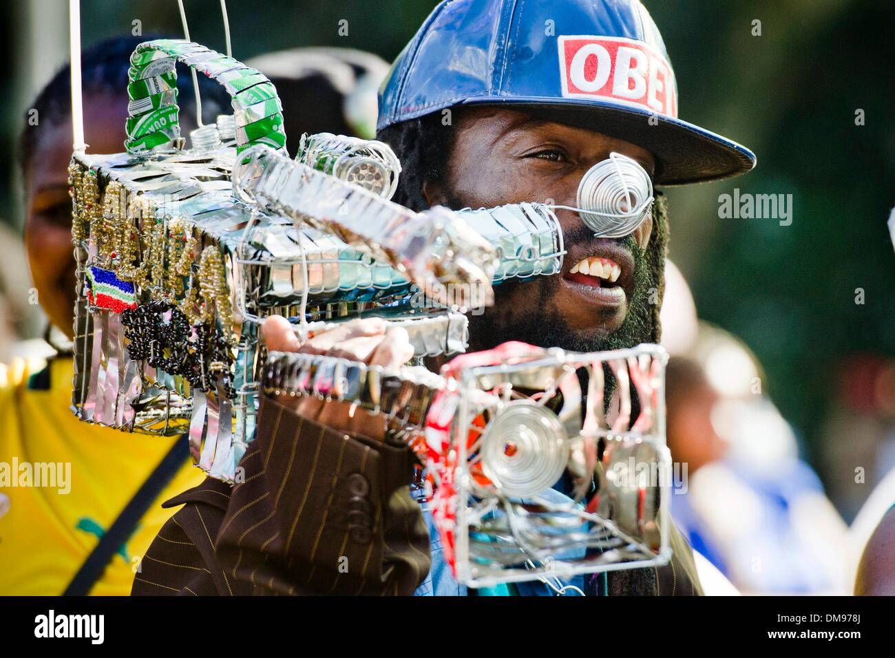 Houghton, Afrique du Sud. Dec 12, 2013. Les gens se rassemblent à Madiba's Johannesburg accueil afin de lui rendre un dernier hommage, le 12 décembre 2013 à Houghton, Afrique du Sud. L'icône mondiale, Nelson Mandela est décédé paisiblement le soir du 5 décembre 2013 à son domicile à Houghton en famille. Dans le monde entier, les gens se sont réunis, le deuil de Tata Madiba. Tata se trouve dans la région jusqu'au 14 décembre 2013, lorsqu'il sera pris à sa ferme à Qunu, pour les funérailles nationales. Credit : Theana Breugem/Foto24/Gallo Images/Alamy Live News Banque D'Images