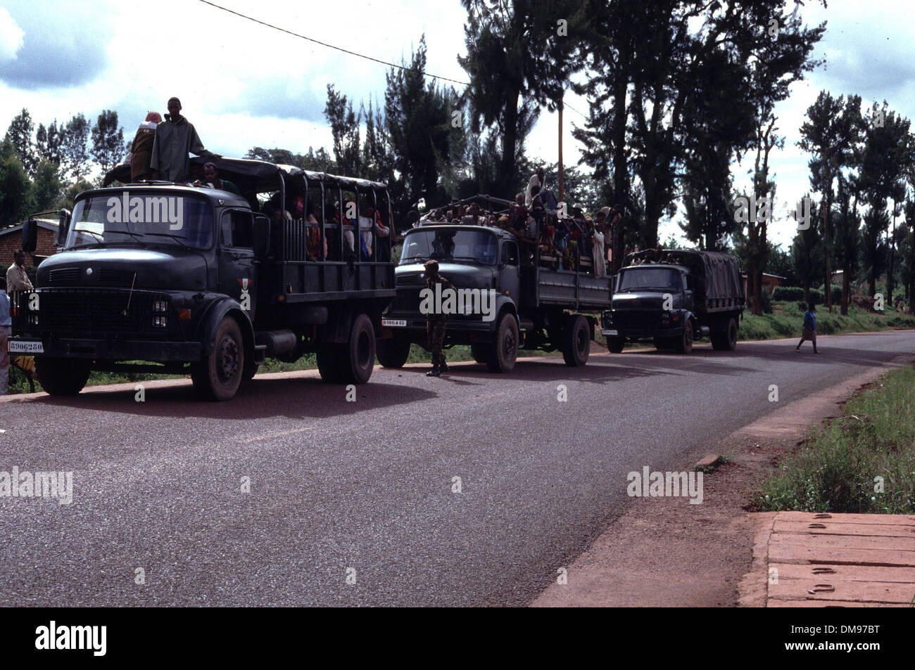 Apr 08, 1994 - Burundi, Rwanda - réfugiés Tutsis rwandais fuir de l'autre côté de la frontière, au Burundi en avril 1994, les Hutus commis le génocide dans une guerre civile de 100 jours. Le génocide rwandais a été le meurtre de masse de 1994 on estime que 800 000 personnes dans la petite nation d'Afrique de l'est du Rwanda. Au cours d'environ 100 jours à partir de l'assassinat de Habyarimana, le 6 avril à la mi Banque D'Images