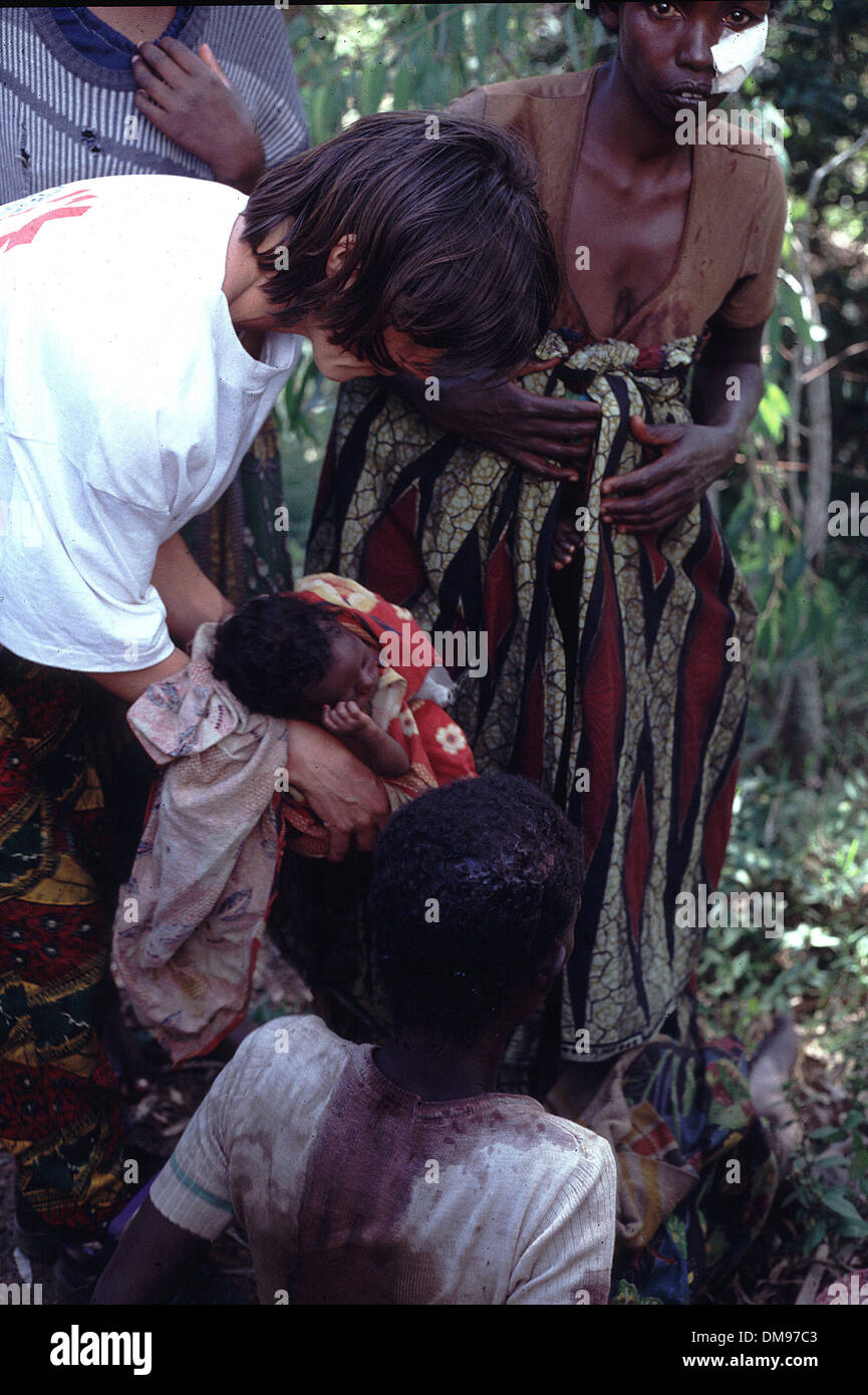 Apr 08, 1994 - Burundi, Rwanda - Femme à coups de machette à la tête de la plaie est aidé par les états de MSF comme réfugiés Tutsis rwandais fuir de l'autre côté de la frontière, au Burundi en avril 1994, les Hutus commis le génocide dans une guerre civile de 100 jours. Le génocide rwandais a été le meurtre de masse de 1994 on estime que 800 000 personnes dans la petite nation d'Afrique de l'est du Rwanda. Au cours d'environ 10 Banque D'Images