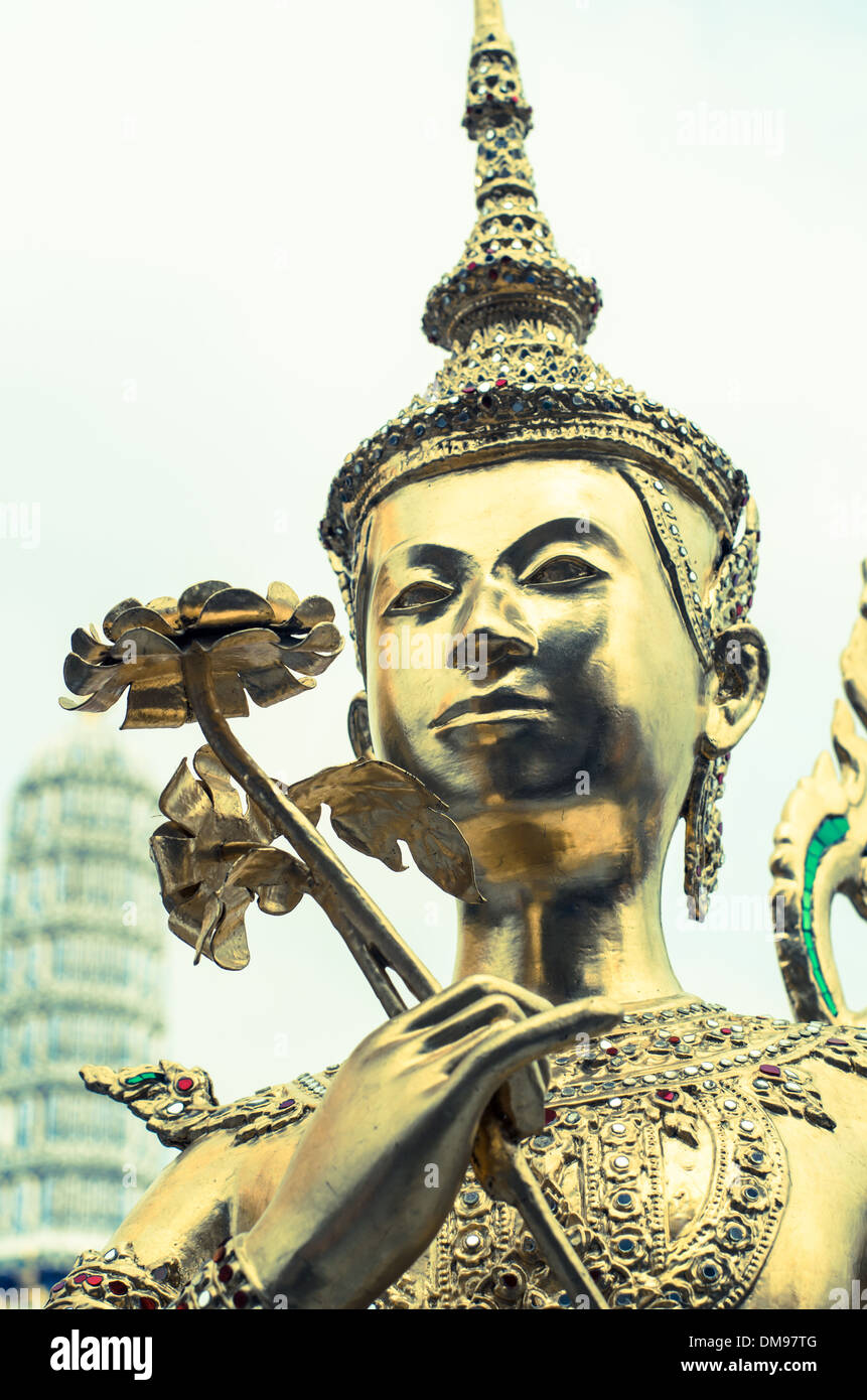 Kinnara statue en Wat Phra Keo ou Temple du Bouddha d'Émeraude à Bangkok le Grand Palais. Banque D'Images