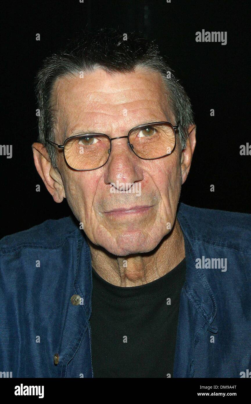 1er janvier 1980 - Hollywood, Californie, USA - ..K26567M. LEONARD NIMOY LIVRE SIGNATURE ''HEKHINA».RÉSERVEZ LA SOUPE, WEST HOLLYWOOD, CA.OCT. 08, 2002. MILAN RYBA/(2002 Image : © Crédit Photos Globe/ZUMAPRESS.com) Banque D'Images