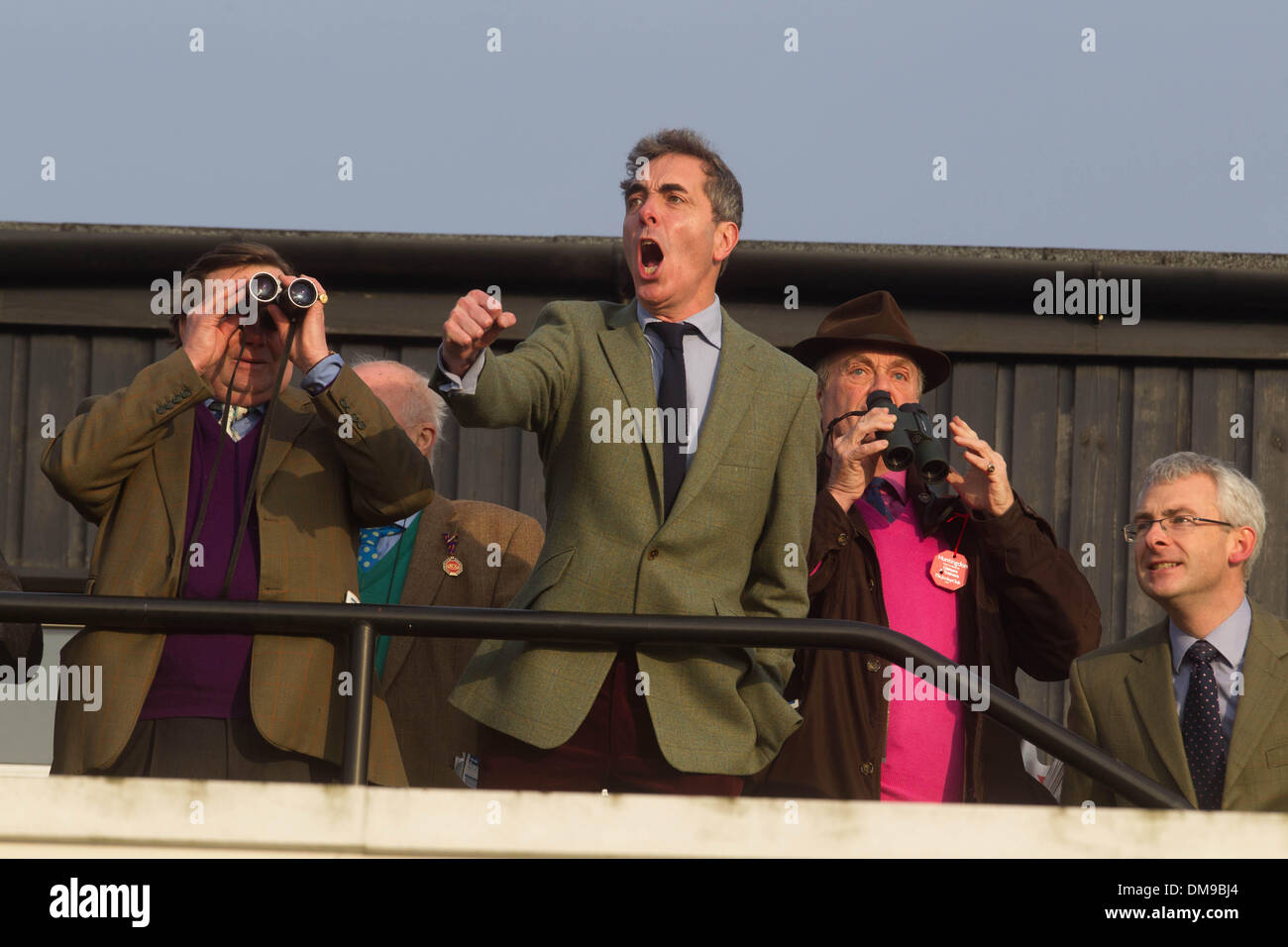 Huntingdon, . Dec 12, 2013. L'acteur James Nesbitt surveille son cheval Riverside Theater gagner la Tasse de Peterborough à Huntingdon Hippodrome. Crédit : Tim Scrivener/Alamy Live News Banque D'Images