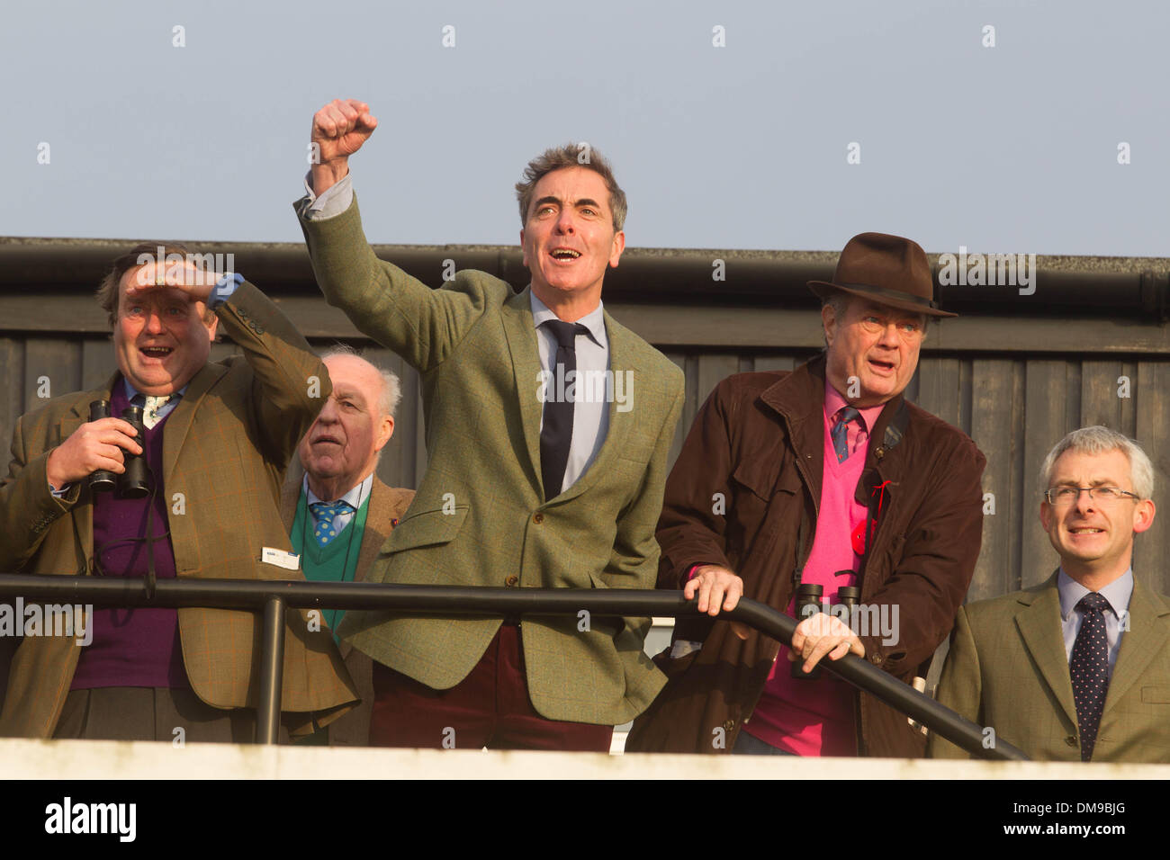 Huntingdon, . Dec 12, 2013. L'acteur James Nesbitt surveille son cheval Riverside Theater gagner la Tasse de Peterborough à Huntingdon Hippodrome. Crédit : Tim Scrivener/Alamy Live News Banque D'Images