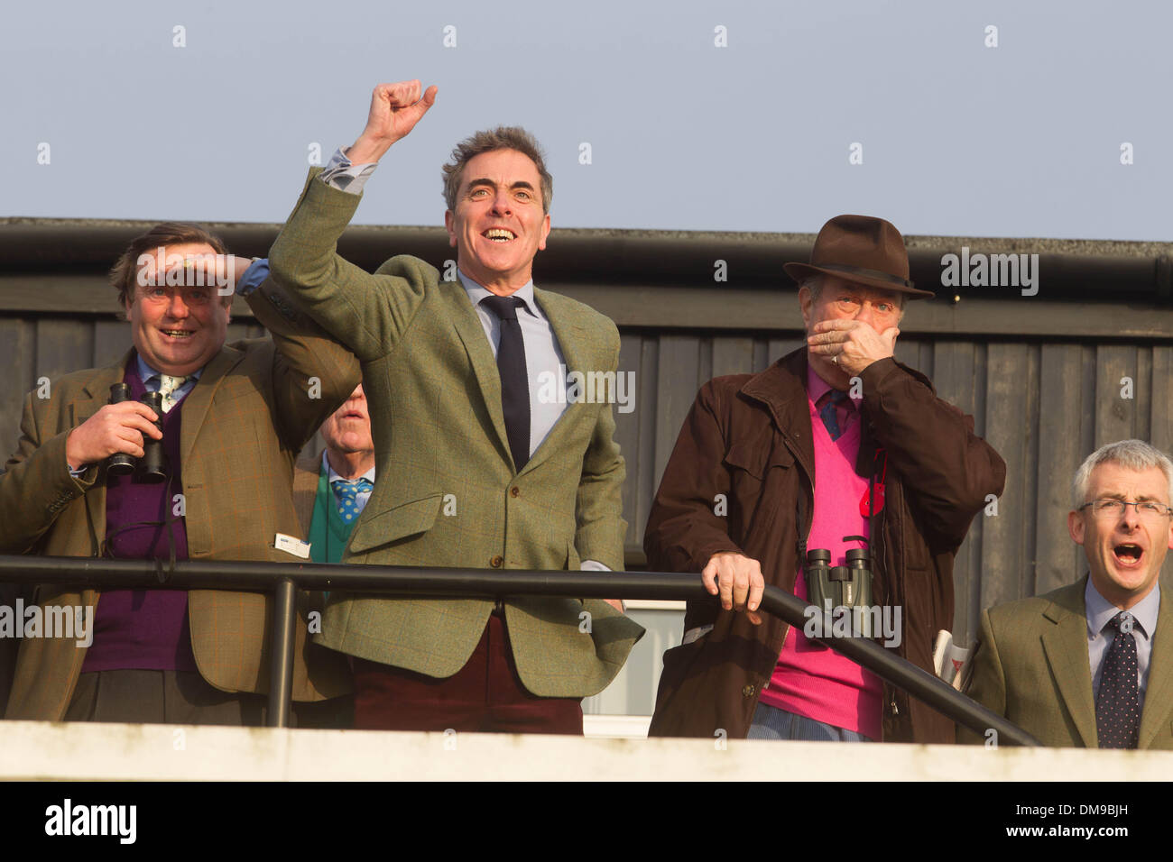 Huntingdon, . Dec 12, 2013. L'acteur James Nesbitt surveille son cheval Riverside Theater gagner la Tasse de Peterborough à Huntingdon Hippodrome. Crédit : Tim Scrivener/Alamy Live News Banque D'Images