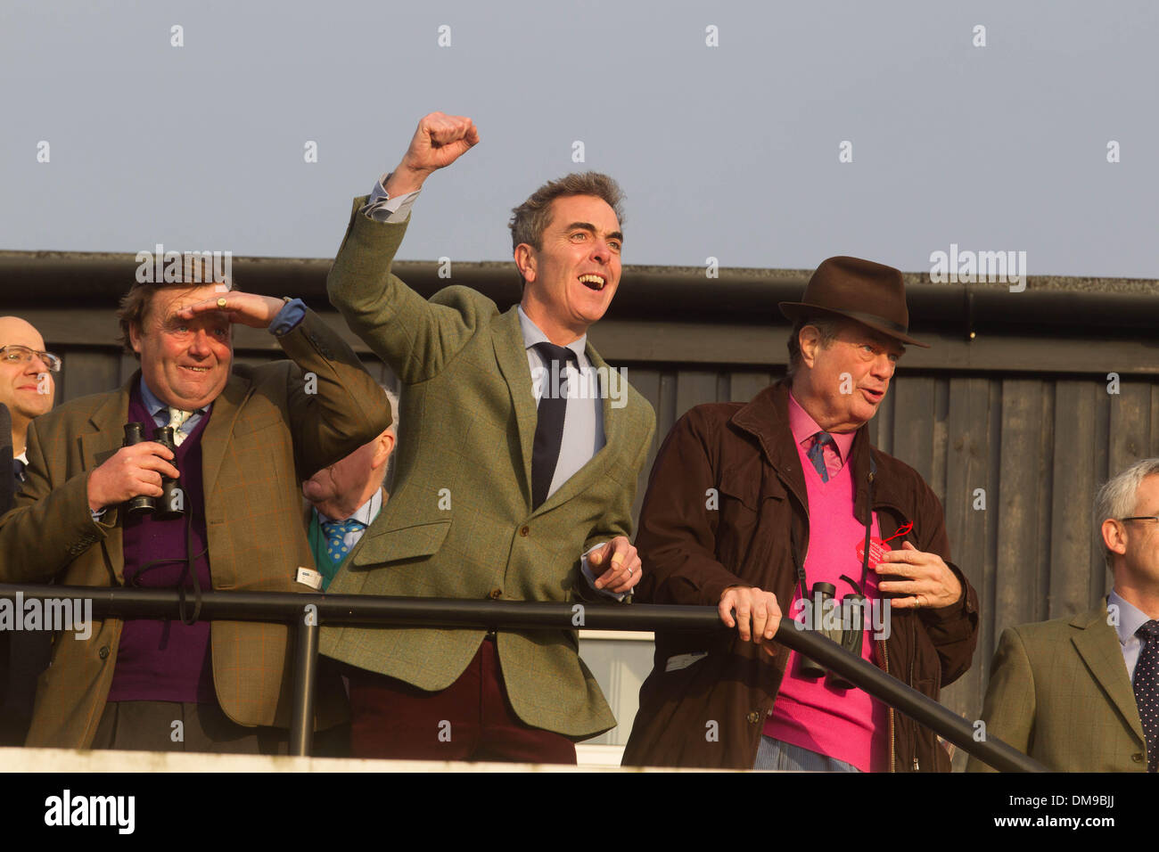 Huntingdon, . Dec 12, 2013. L'acteur James Nesbitt surveille son cheval Riverside Theater gagner la Tasse de Peterborough à Huntingdon Hippodrome. Crédit : Tim Scrivener/Alamy Live News Banque D'Images