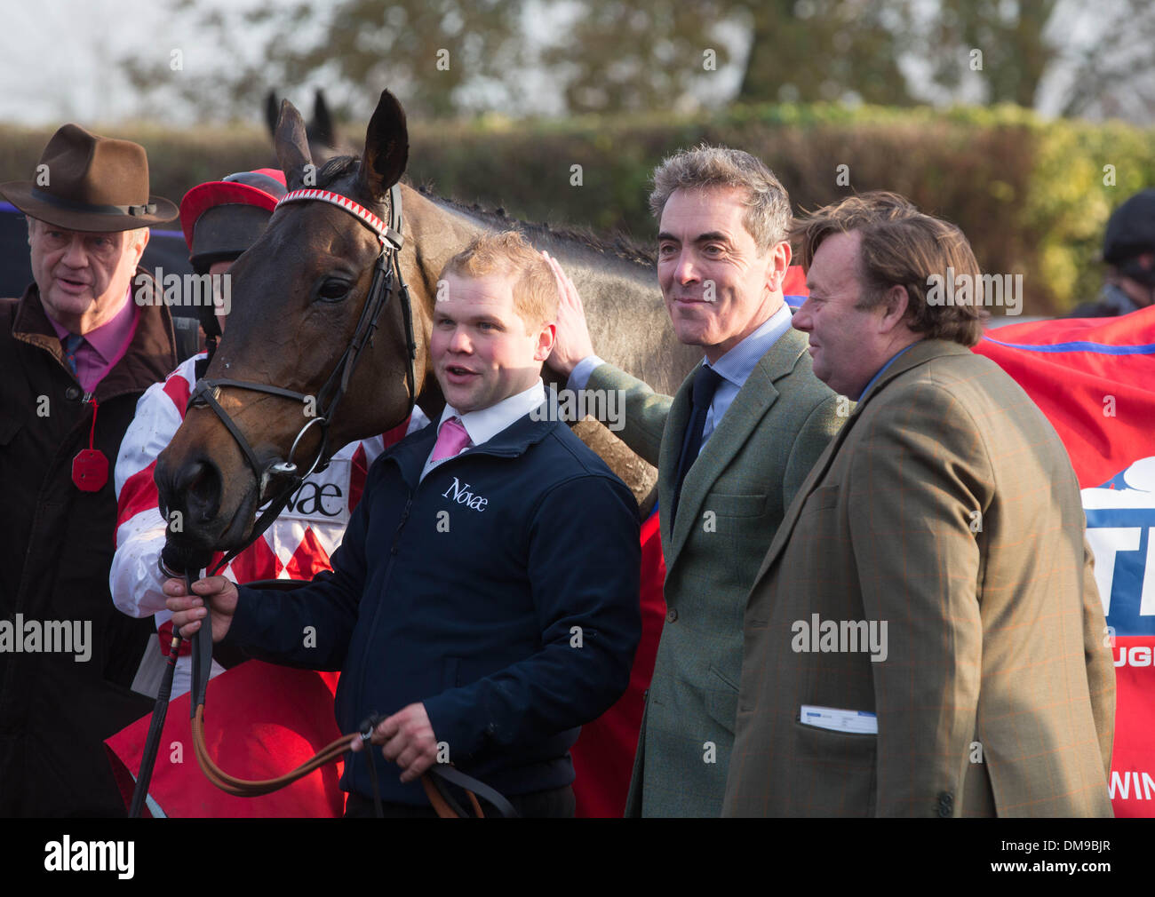 Huntingdon, . Dec 12, 2013. L'acteur James Nesbitt surveille son cheval Riverside Theater gagner la Tasse de Peterborough à Huntingdon Hippodrome. Crédit : Tim Scrivener/Alamy Live News Banque D'Images