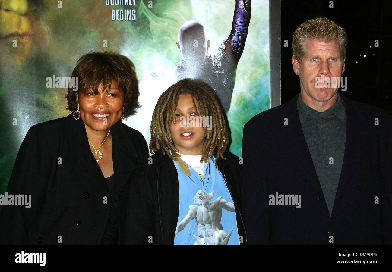 Le 9 décembre 2002 - Hollywood, Californie, USA - K27919MR PREMIÈRE MONDIALE DU FILM STAR TREK NEMESIS.GRAUMAN'S Chinese Theatre, à Hollywood, CA.12/09/02. MILAN RYBA/ 2002.Ron Perlman, ÉPOUSE OPAL ET FILS BRENDAN(Image Crédit : © Globe Photos/ZUMAPRESS.com) Banque D'Images