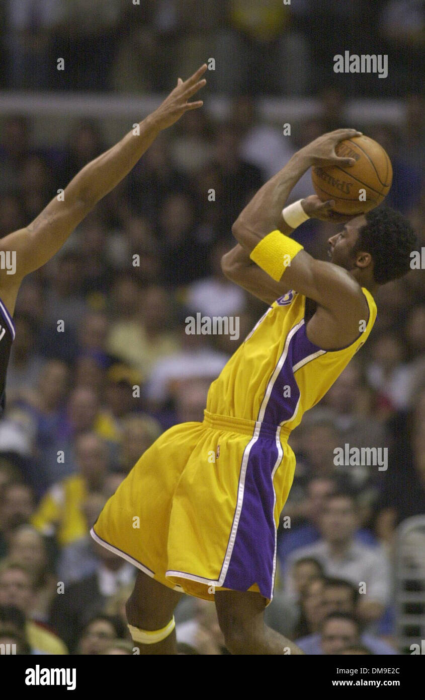 Los Angeles Lakers Kobe Bryant garde est imparable et fait le coup de feu sur le bras tendu de Sacramento Roi Corliss Williamson dans la première moitié de leur play-off game au Staples Center Jeudi, 27 avril 2000. (Sacramento Bee/ Kim D. Johnson )/ZUMA Press Banque D'Images