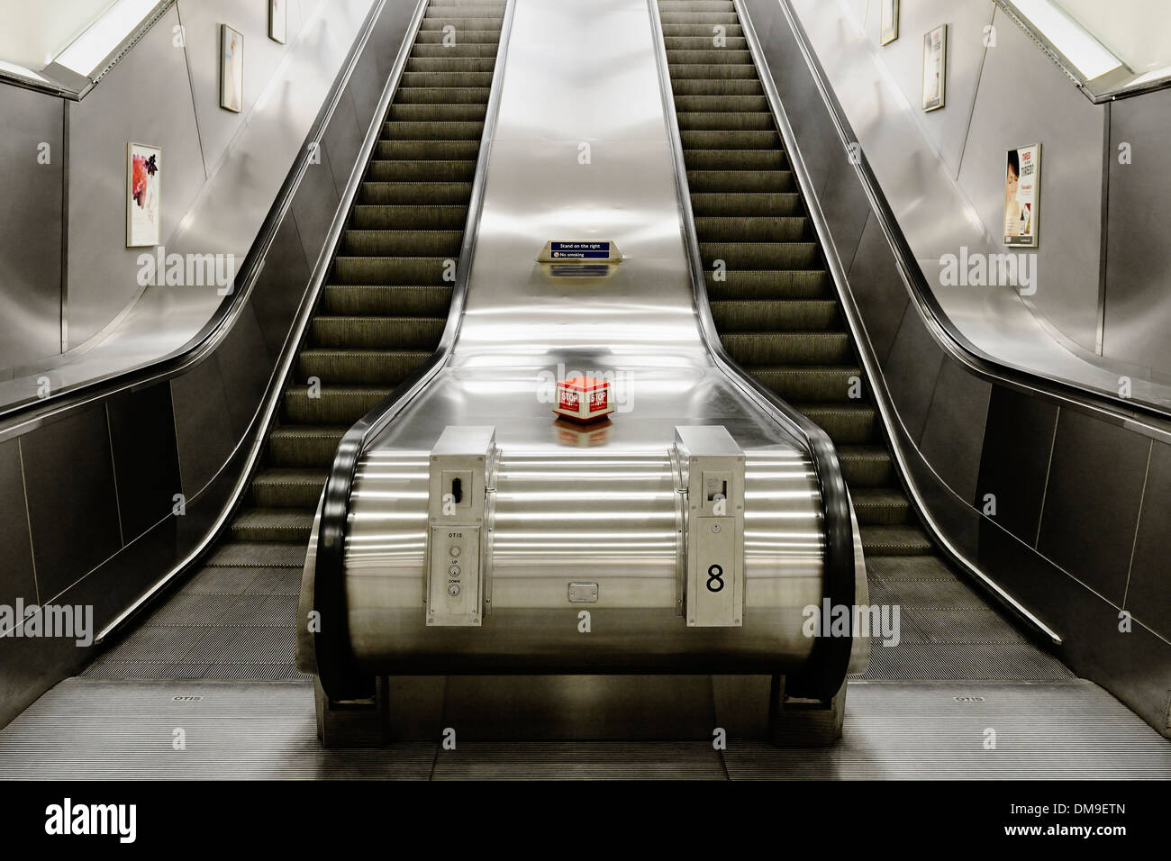 Escaliers mécaniques dans une station de métro, Londres, Royaume-Uni. Banque D'Images
