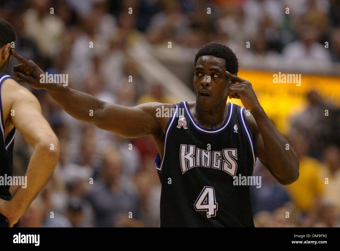 Rois de l'avant Chris Webber implore son équipe d'utiliser leurs têtes dans le troisième trimestre de trois jeu de la Conférence de l'Ouest Playoffs, Samedi, Avril 27, 2002 entre les Sacramento Kings et les Utah Jazz au Delta Center. Sacramento Bee photographie Bryan Patrick/ZUMA Press Banque D'Images