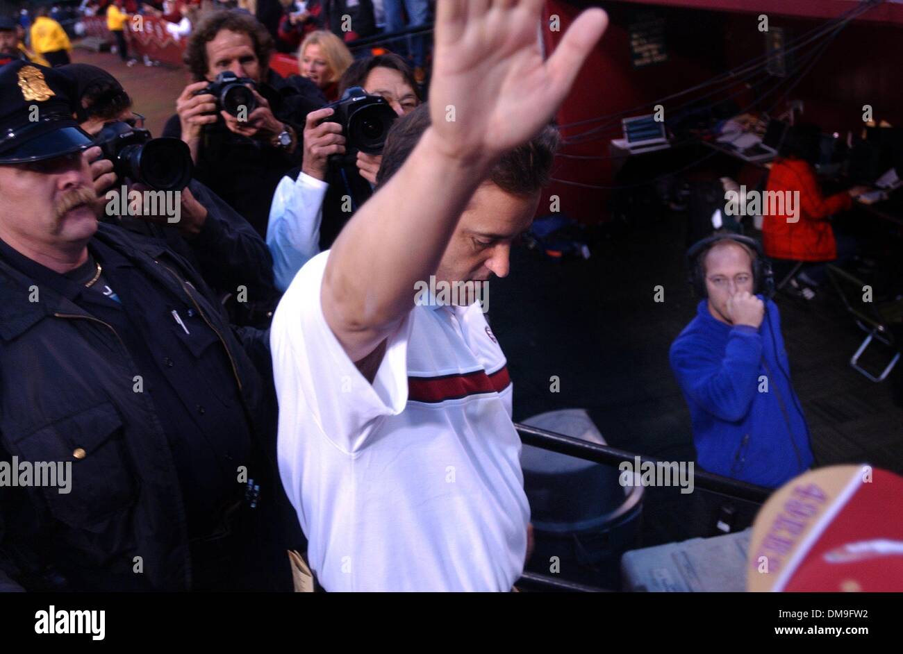 -- Dimanche, 5 janvier 2003, San Francisco, Californie -- Steve Mariucci, salue la foule pour la dernière fois en tant qu'entraîneur en chef de la 49ers après avoir battu de peu les géants 39 à 38 dans la nature des jeux de cartes. Le mercredi San Francisco 49ers Directeur général Terry Donahue a annoncé le licenciement de l'entraîneur-chef Steve Mariucci. ( Le Sacramento Bee Hector Amezcua ) /ZUMA Press Banque D'Images