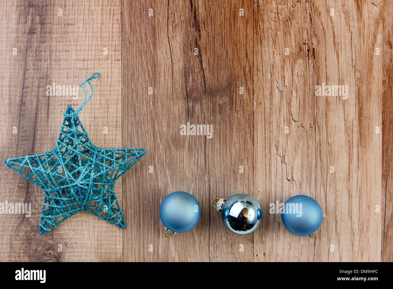 Boules de Noël avec étoiles morave et bleu fond de bois Banque D'Images