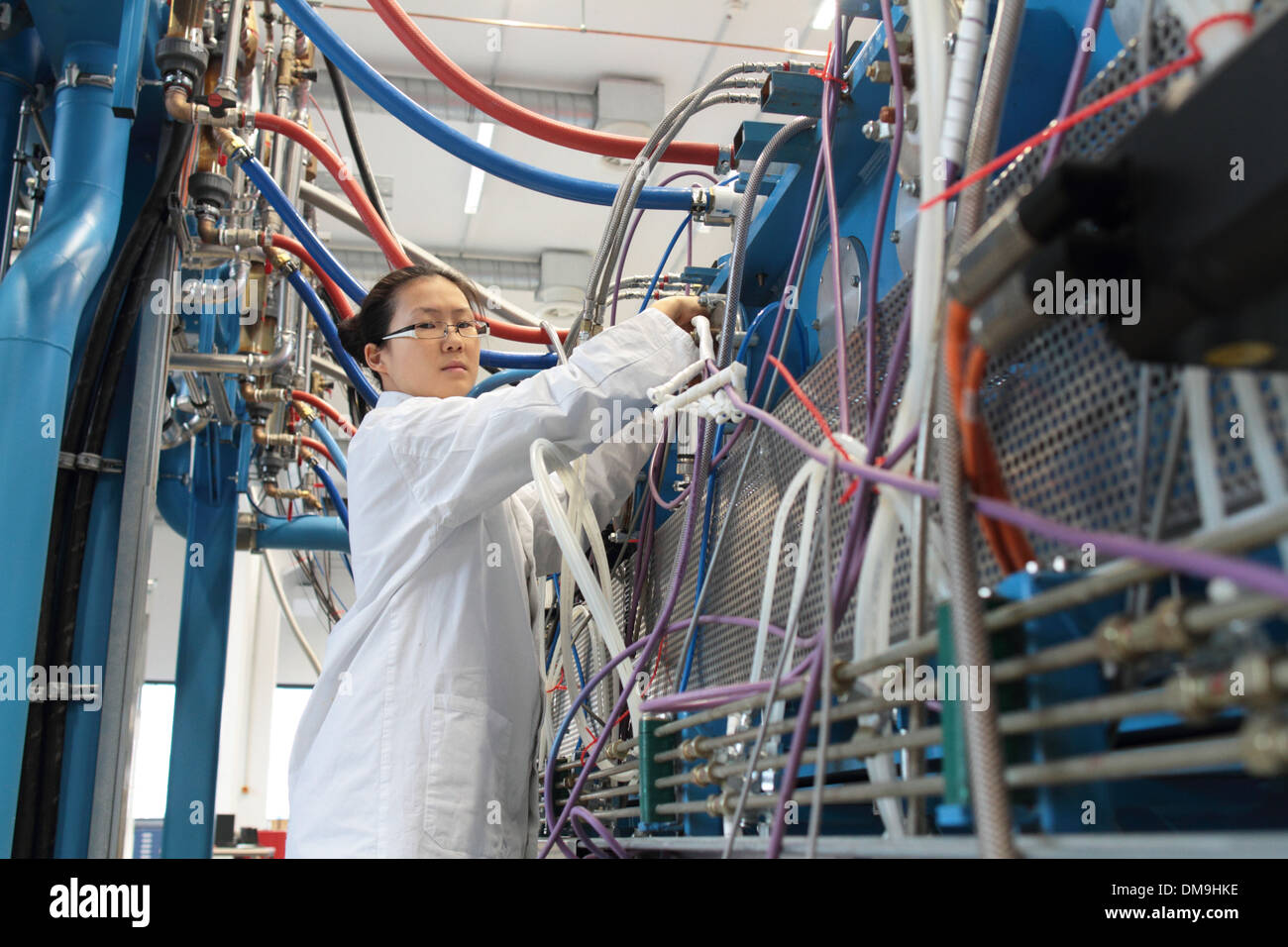 L'Asie une femme scientifique travaillant dans un laboratoire avec une blouse de laboratoire technolgy mashine Banque D'Images