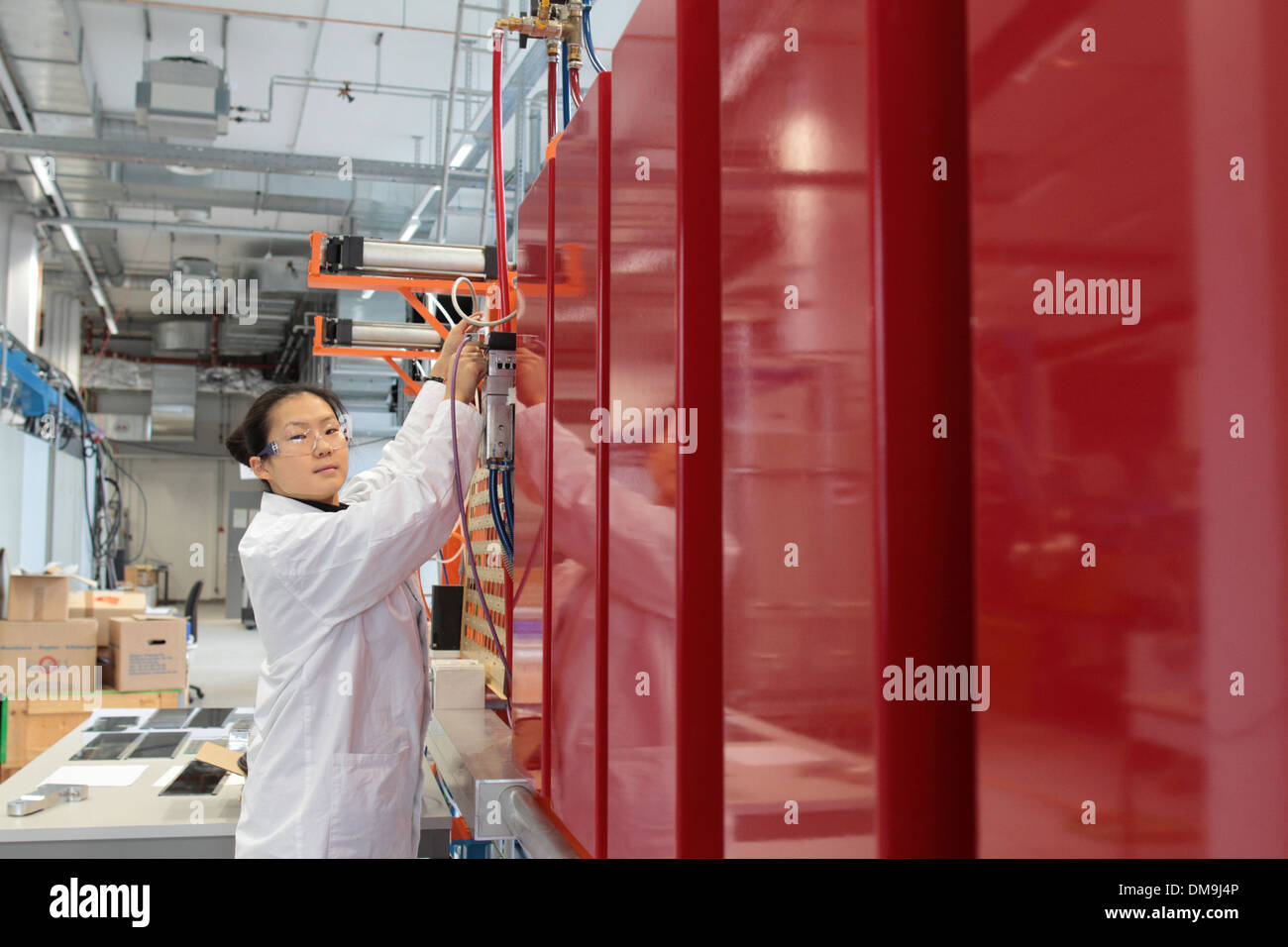 L'Asie une femme scientifique travaillant dans un laboratoire avec une blouse de laboratoire sur un technolgy mashine Banque D'Images