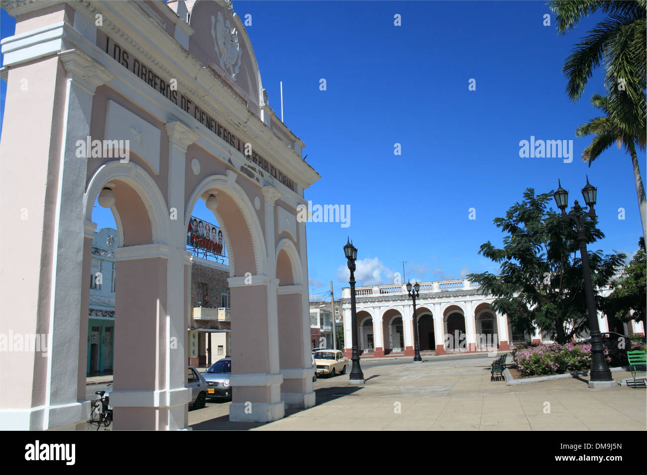 Arco de Triunfo et Centro de Arte, Parque José Martí, Cienfuegos, Cienfuegos province, à Cuba, mer des Caraïbes, l'Amérique centrale Banque D'Images