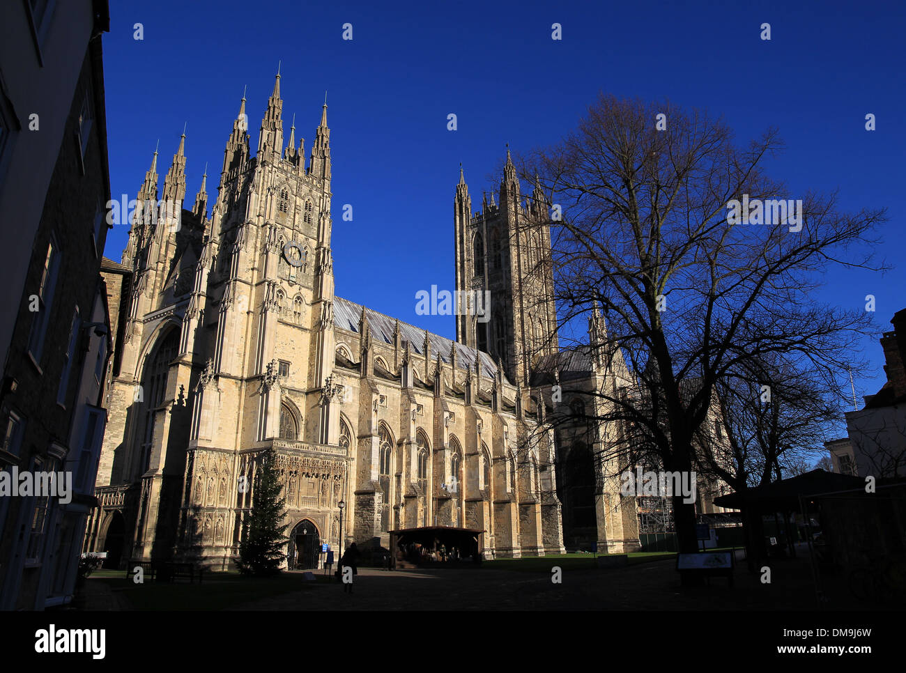 L'extérieur de la Cathédrale de Canterbury à partir de l'entrée ouest du sud sur une journée de décembre ensoleillé Banque D'Images