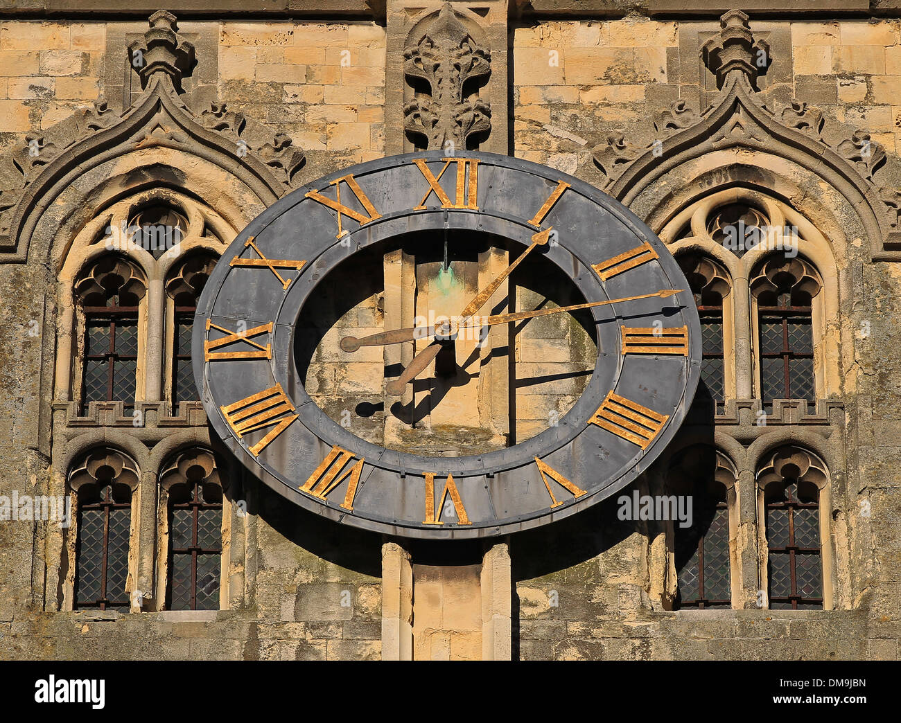 L'heure à l'extérieur de l'entrée sud-ouest de la Cathédrale de Canterbury Banque D'Images