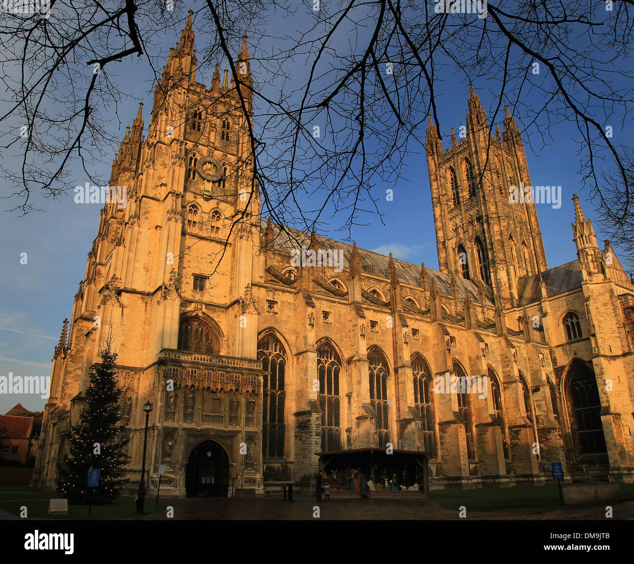 L'extérieur de la Cathédrale de Canterbury à partir de l'entrée ouest du sud au crépuscule en décembre. Banque D'Images