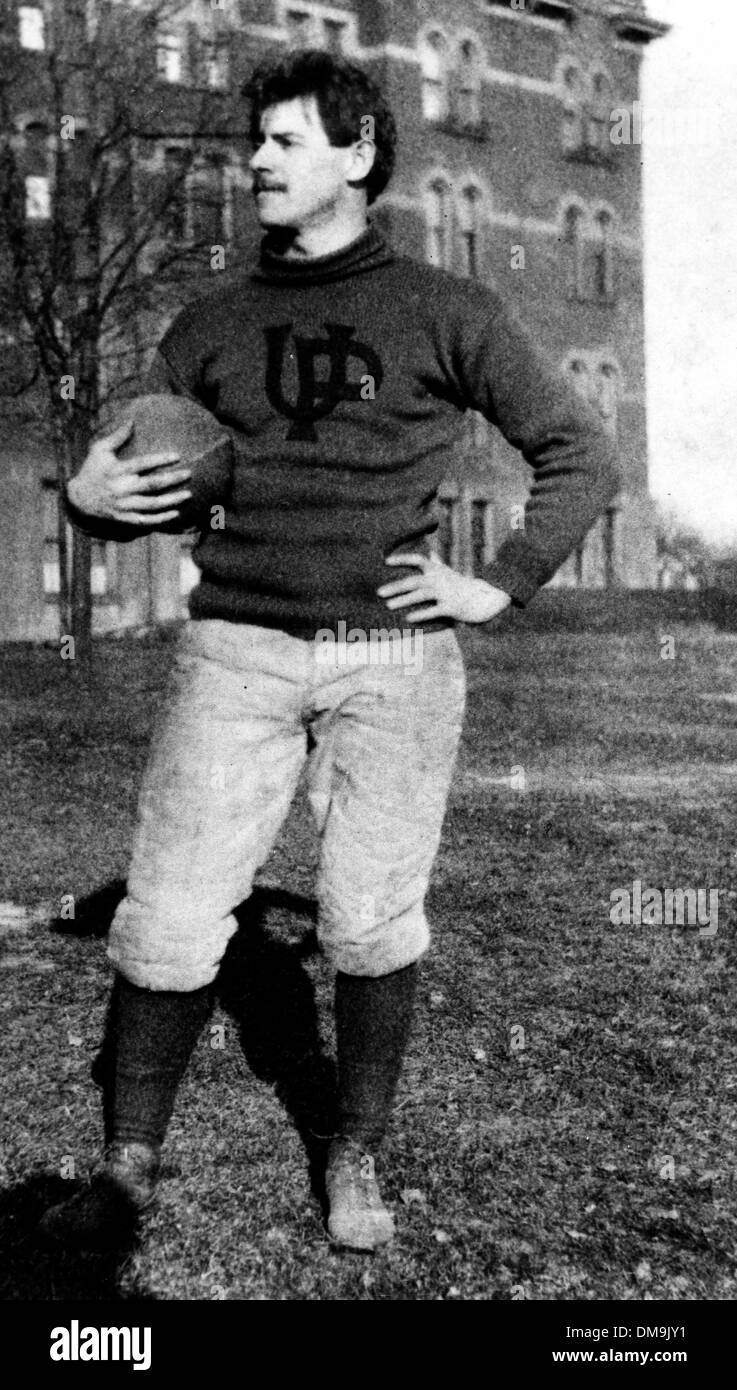 12 septembre 1905 - Philadelphie, PA, États-Unis - JOHN W. entraîneur de football HEISMAN au début de l'ère de football américain, a également joué pour l'Université Brown et l'Université de Pennsylvanie. Photo : Portrait de John Heisman comme un joueur de football de l'Université de Pennsylvanie. (Crédit Image : © Keystone Photos USA/ZUMAPRESS.com) Banque D'Images