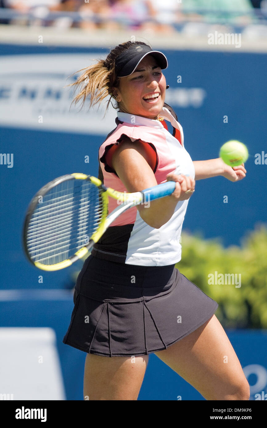 17 Août 2009 : Aravane Rezai de France renvoie un coup droit frappé à Dinara Safina de la Russie. Safina, classé numéro un mondial de la women's tennis player était bouleversée par Rezai dans trois séries de la deuxième ronde de la Coupe Rogers, (3-6, 6-2, 6-4), au Centre Rexall, Université York, Toronto. (Crédit Image : © Global/ZUMApress.com) Southcreek Banque D'Images