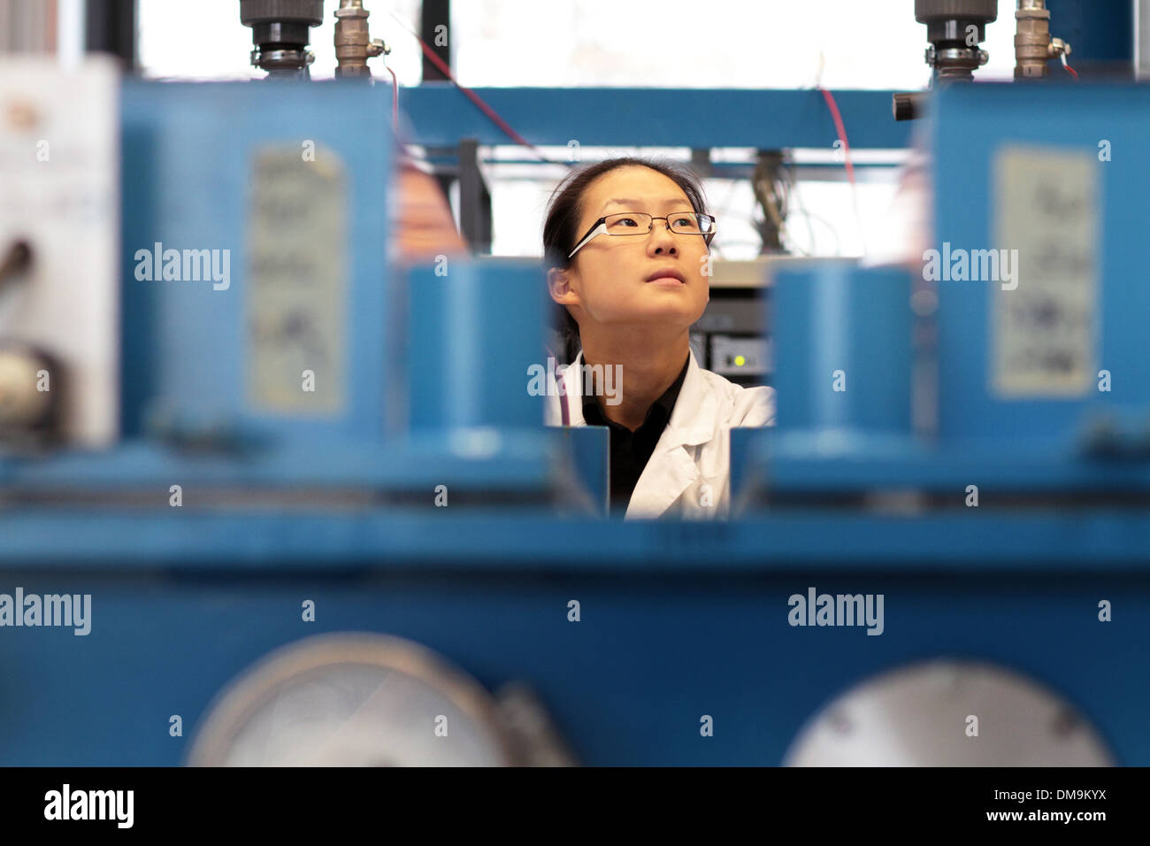 L'Asie une femme scientifique travaille dans un laboratoire de l'holographie avec couche d'installer nouvelle technologie de salle blanche Banque D'Images
