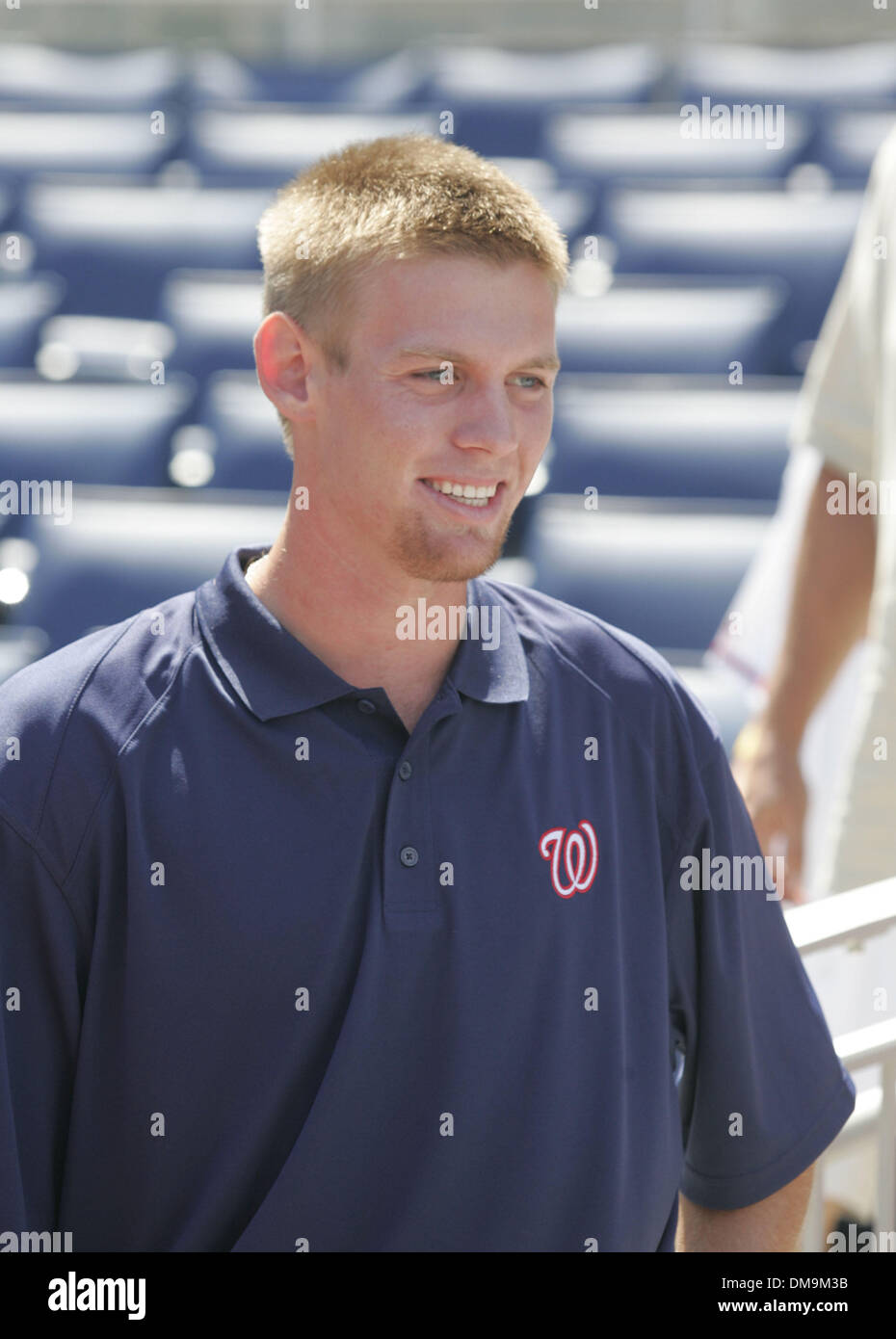 Août 21, 2009 - Washington, District of Columbia, États-Unis - Washington Nationals choix numéro un STEPHEN STRASBURG est introduit au Championnat National Park. Strasbourg était le haut rang de la Major League Baseball 2009 joueurs de première année. (Crédit Image : © Richard Clement/ZUMA Press) Banque D'Images