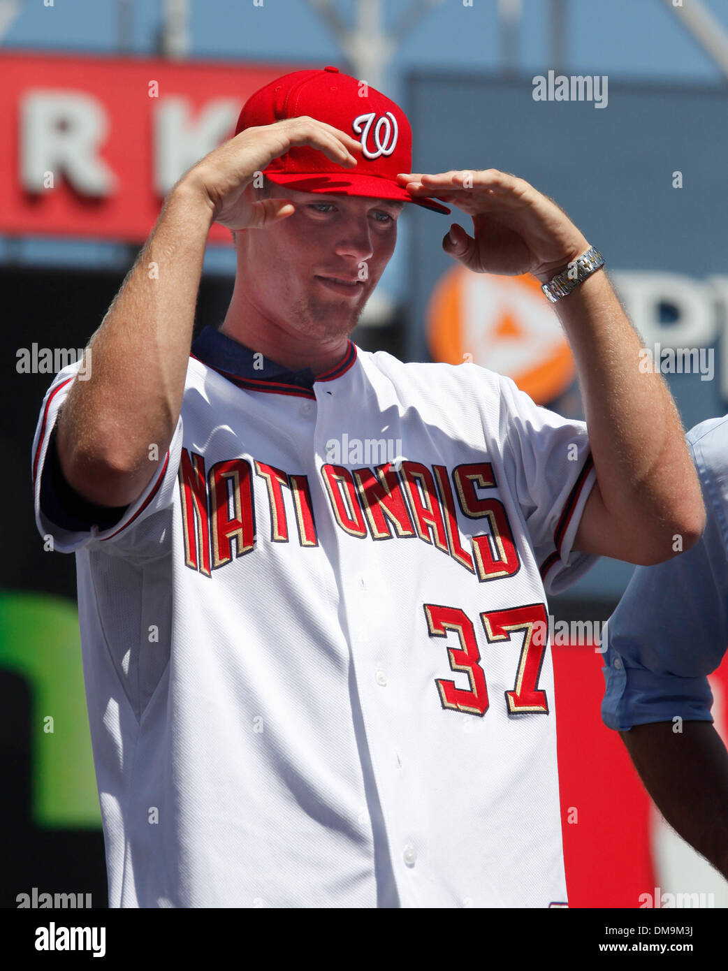 Août 21, 2009 - Washington, District of Columbia, États-Unis - Washington Nationals choix numéro un STEPHEN STRASBURG porte son nouvel uniforme au cours d'une conférence de presse au parc nationaux. Strasbourg était le haut rang de la Major League Baseball 2009 joueurs de première année. (Crédit Image : © Richard Clement/ZUMA Press) Banque D'Images