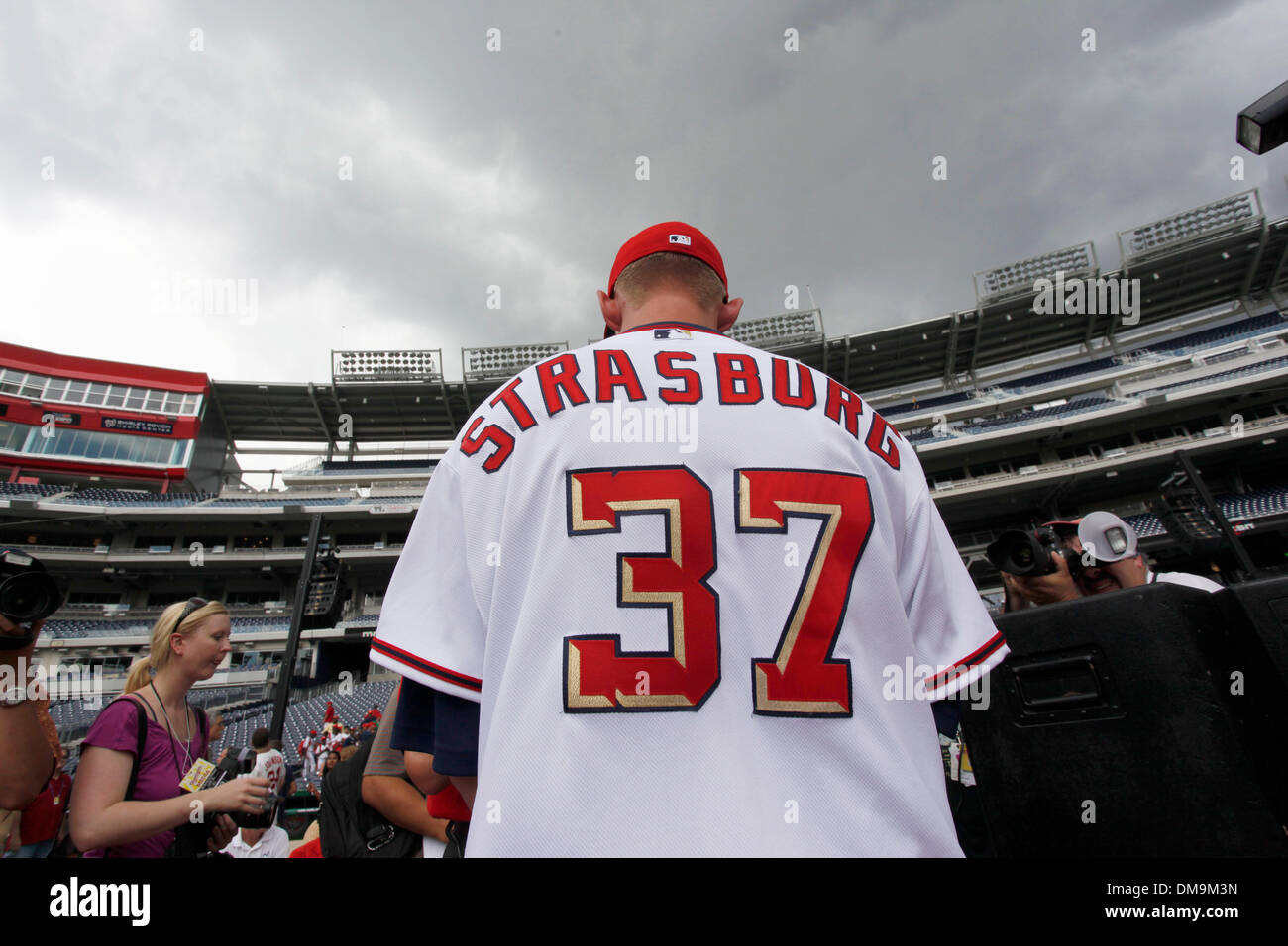 Août 21, 2009 - Washington, District of Columbia, États-Unis - Washington Nationals choix numéro un STEPHEN STRASBURG est interviewé au Championnat National Park. Strasbourg était le haut rang de la Major League Baseball 2009 joueurs de première année. (Crédit Image : © Richard Clement/ZUMA Press) Banque D'Images