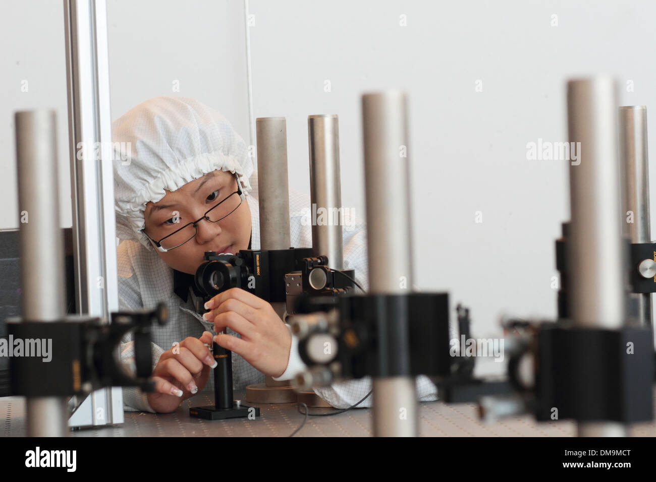 L'Asie une femme scientifique travaille dans un laboratoire de l'holographie avec couche d'installer une nouvelle technologie de salle blanche Banque D'Images