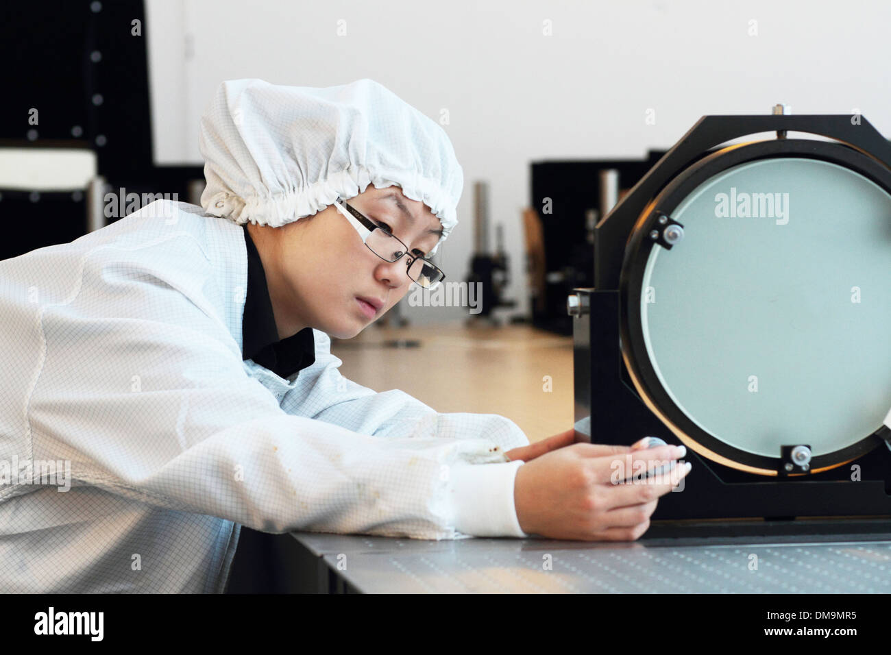 L'Asie une femme scientifique travaille dans un laboratoire de l'holographie avec couche d'installer nouvelle technologie de salle blanche Banque D'Images