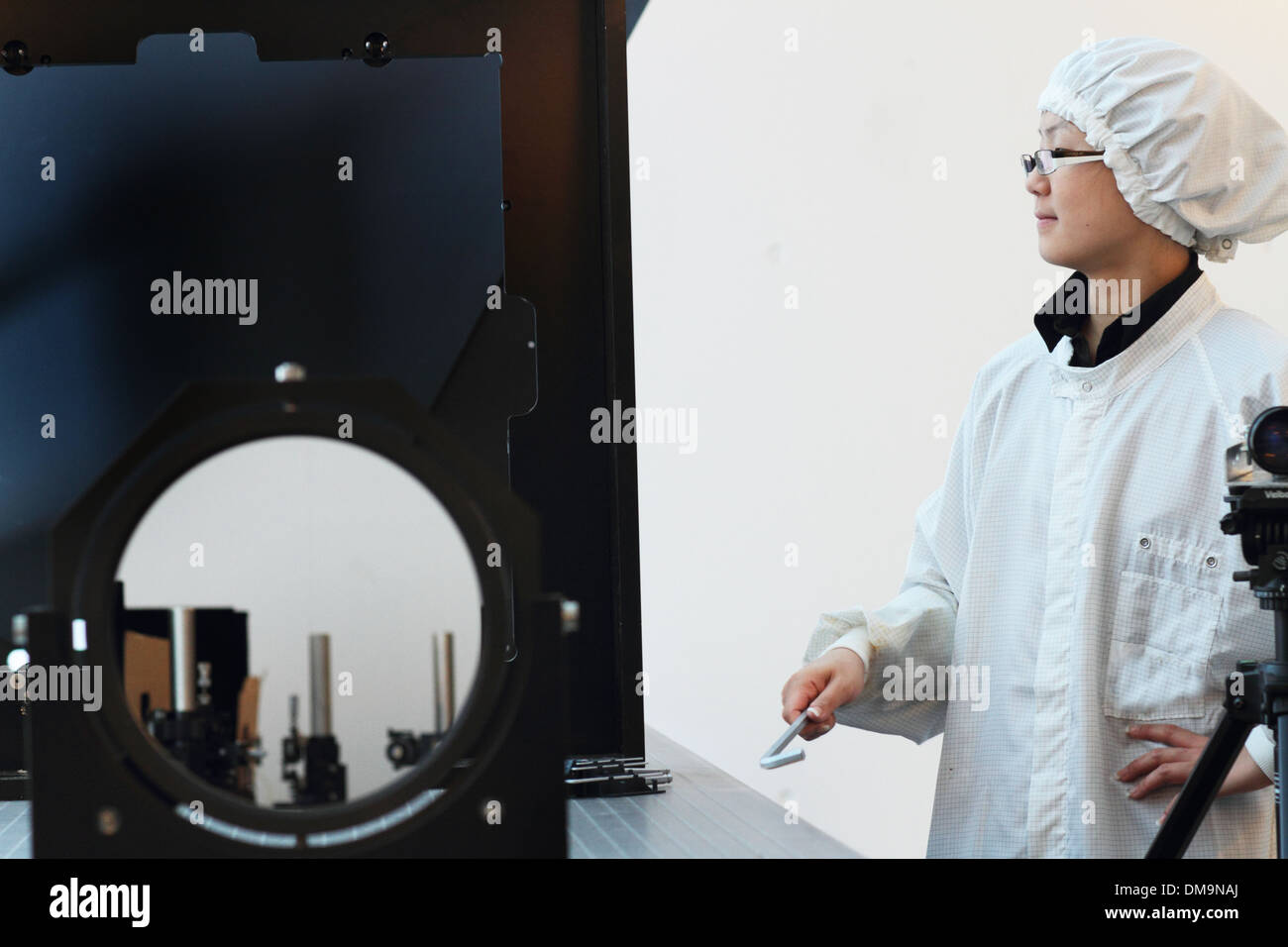 L'Asie une femme scientifique travaille dans un laboratoire de l'holographie avec couche d'installer une nouvelle technologie de salle blanche Banque D'Images