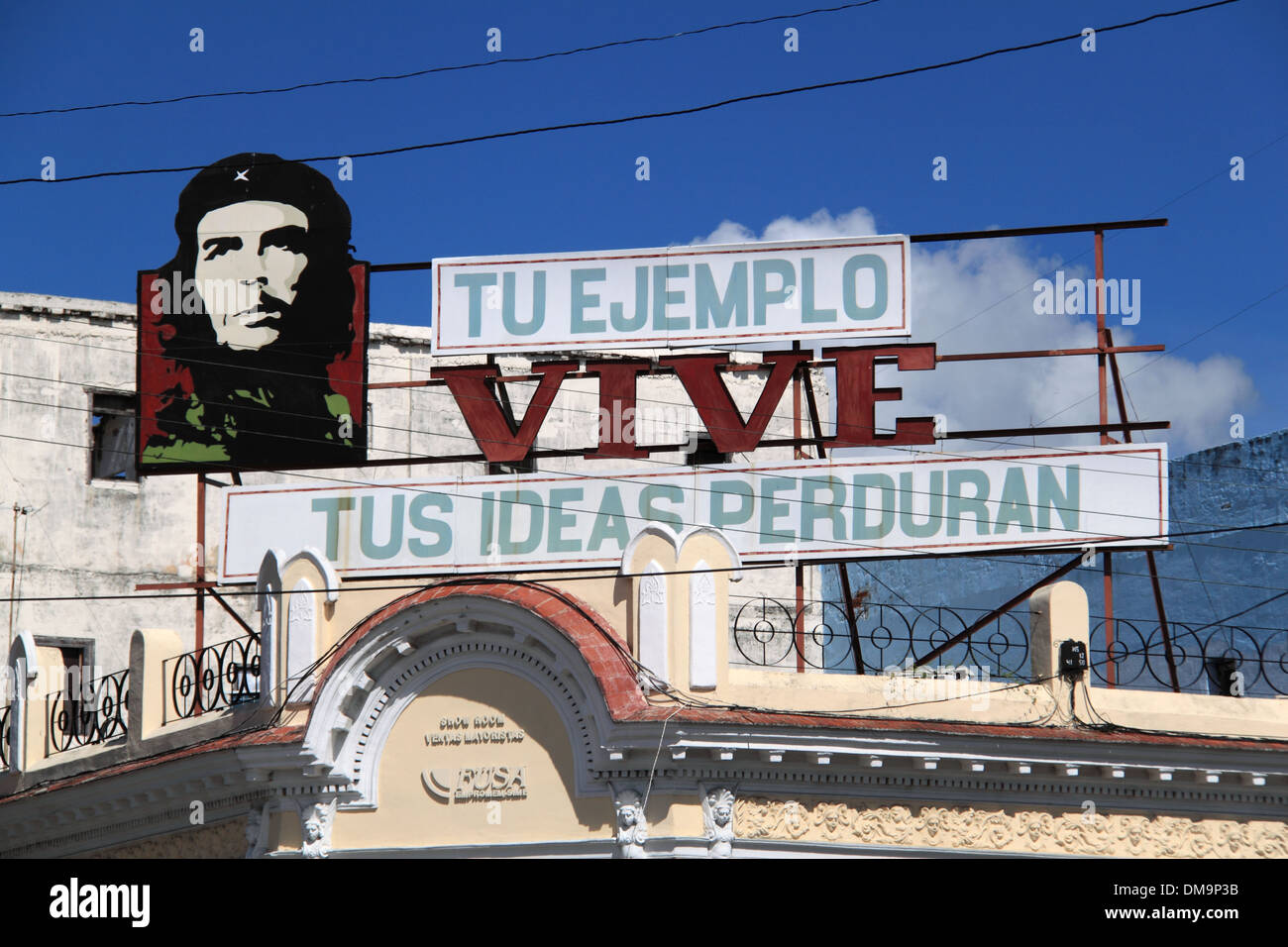 Slogan sur le toit, sur l'Avenida 56, Parque José Martí, Cienfuegos, Cienfuegos province, à Cuba, mer des Caraïbes, l'Amérique centrale Banque D'Images
