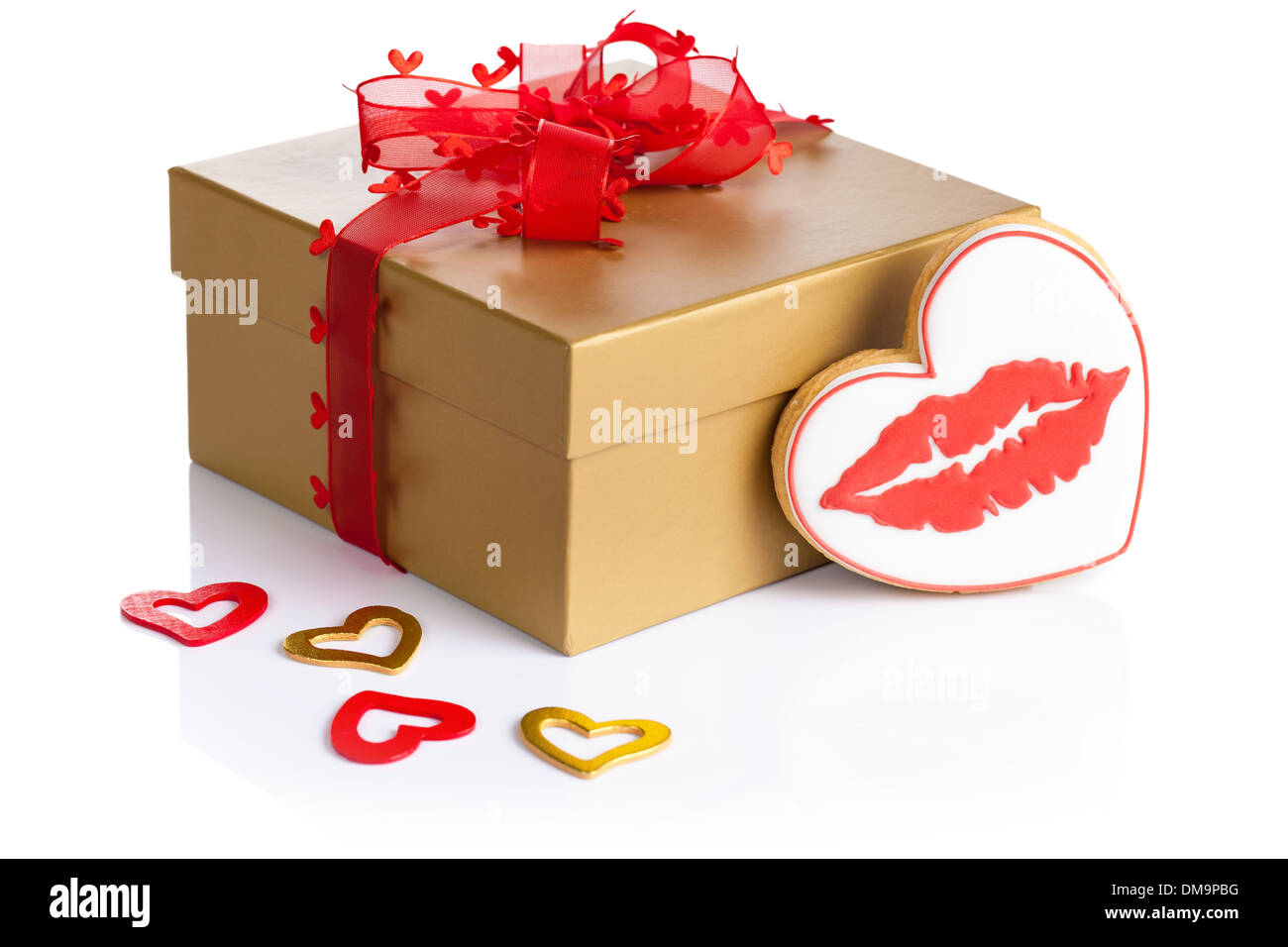 Boîte cadeau Saint Valentin et des cookies en forme de cœur avec des lèvres rouges sur fond blanc. Composition pour la Saint-Valentin Banque D'Images