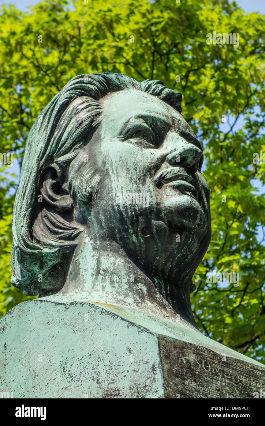 Buste EN BRONZE SUR LA TOMBE D'Honoré de Balzac, PERE-LACHAISE, Paris 20ème arrondissement, FRANCE Banque D'Images