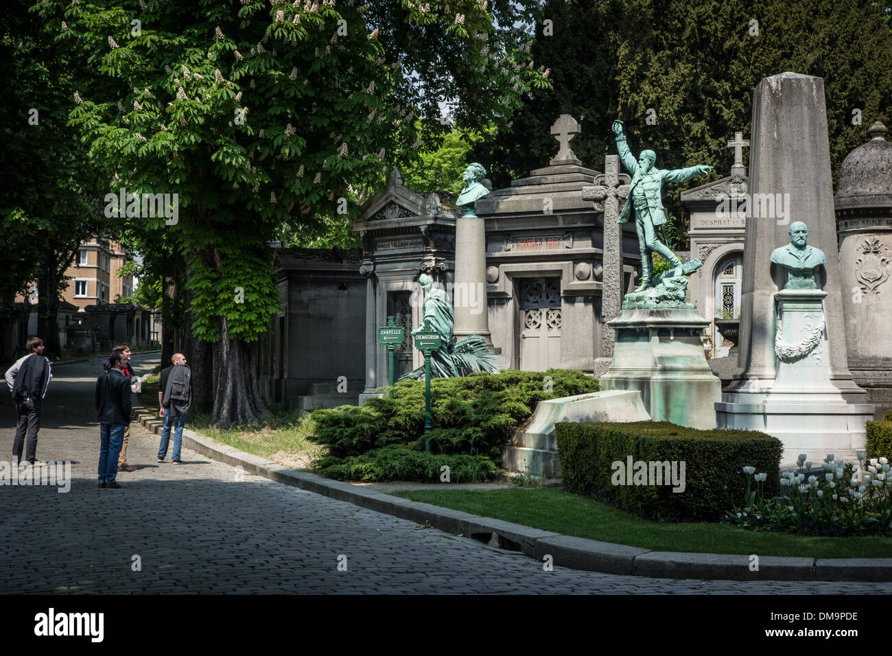 Tombes et des bronzes AU FIL DES ALLÉES DES DIFFÉRENTES SECTIONS, PERE-LACHAISE, Paris 20ème arrondissement, FRANCE Banque D'Images
