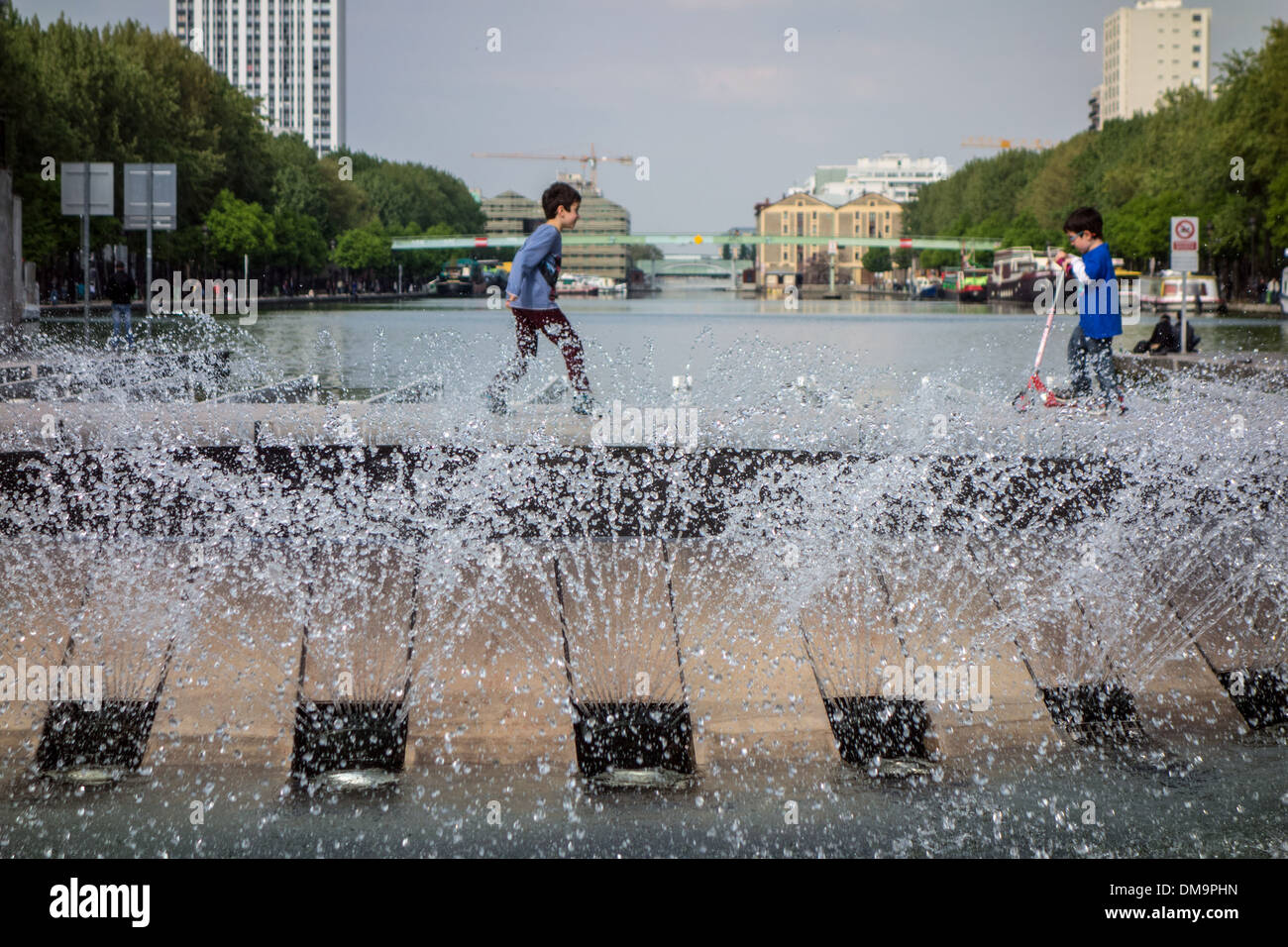 Fontaine EN FACE DE LA ROTONDE DE LA VILLETTE LAC SUR LE CANAL DE L'ÄôOURCQ, 19ème arrondissement, PARIS, FRANCE Banque D'Images