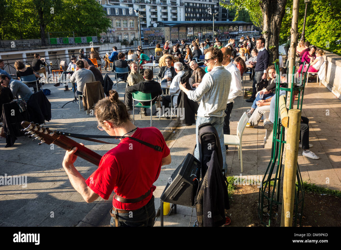 AMBIANCE MUSICALE, CONCERT BAR SUR LA VILLETTE LAC, CANAL DE L'ÄôOURCQ, 19ème arrondissement, PARIS, FRANCE Banque D'Images