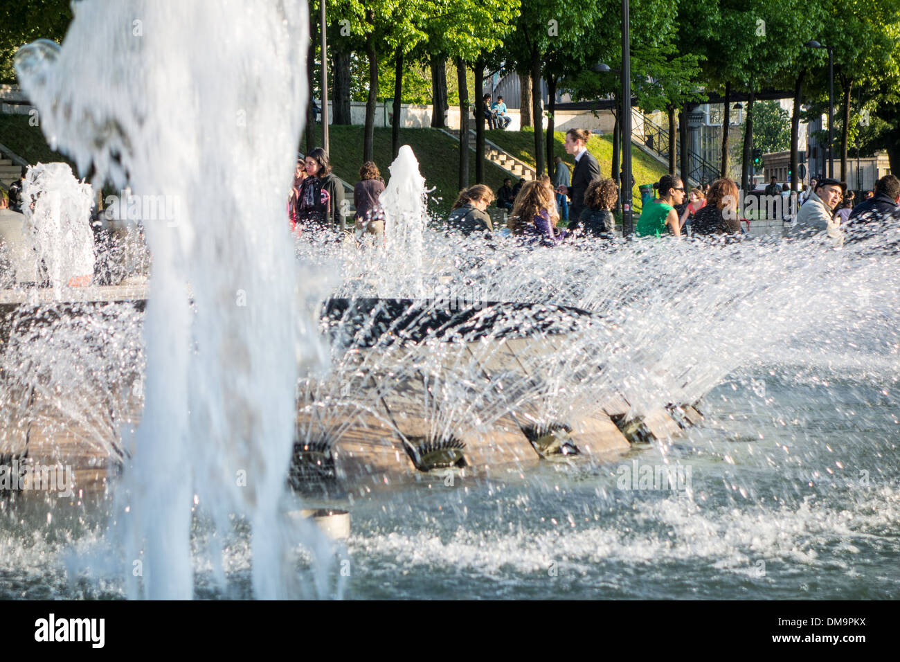 Fontaine EN FACE DE LA ROTONDE DE LA VILLETTE LAC SUR LE CANAL DE L'ÄôOURCQ, 19ème arrondissement, PARIS, FRANCE Banque D'Images