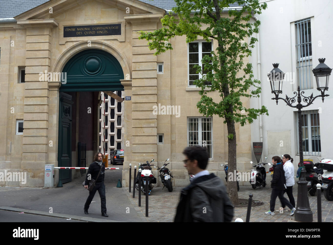 Centre D Ophtalmologie Du Ccn Porte De Paris Entrée de l'hôpital d'OPHTALMOLOGIE NATIONAUX DES QUINZE-vingt, l'hôpital  du 15 au 20, rue de Charenton, 12ème arrondissement, PARIS, FRANCE Photo  Stock - Alamy