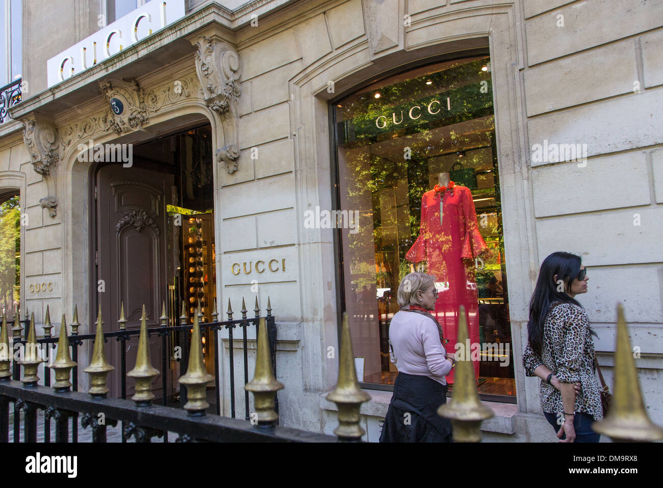 Les FEMMES EN FACE DE LA FENÊTRE D'UNE BOUTIQUE GUCCI, avenue Montaigne,  8ème arrondissement, PARIS, FRANCE Photo Stock - Alamy